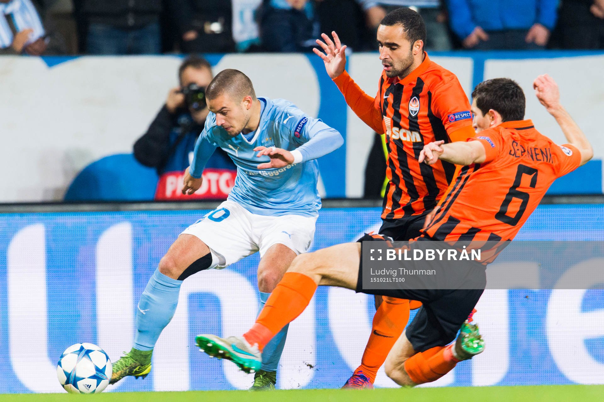 Malmö FFs Vladimir Rodic jagas av Ismaily och Taras Stepanenko under fotbollsmatchen i Champions League mellan Malmö FF och Shakhtar Donetsk den 21 oktober 2015 i Malmö.