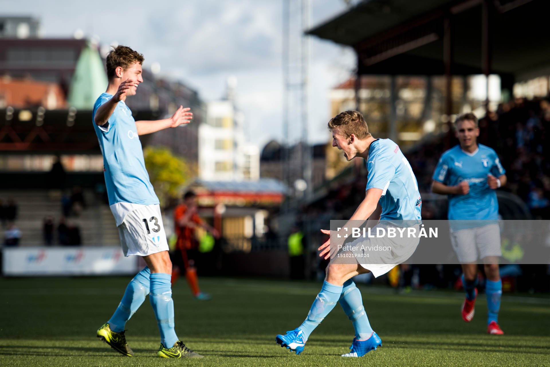 Malmö FFs Teddy Bergqvist (th) jublar mot Mattias Svanberg (tv) efter sitt 1-1 mål under fotbollsmatchen i UEFA Youth League mellan Malmö FF och Shakhtar Donetsk den 21 oktober 2015 i Malmö.