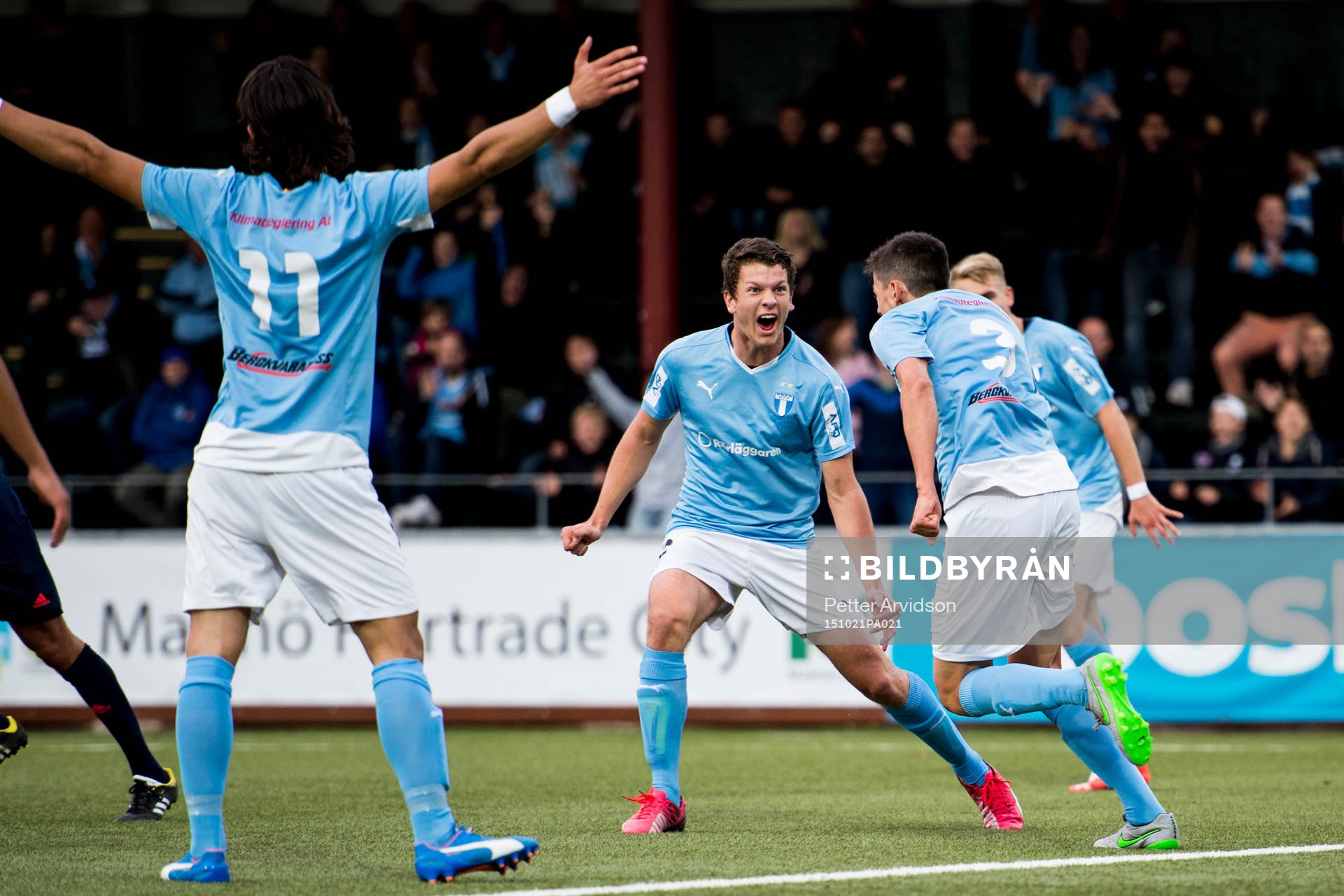 Malmö FFs Mattias Andersson (m) jublar mot Dennis Hadzikadunic efter 4-2 under fotbollsmatchen i UEFA Youth League mellan Malmö FF och Shakhtar Donetsk den 21 oktober 2015 i Malmö.