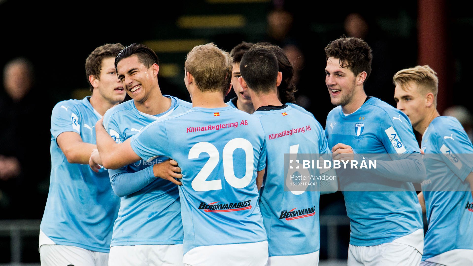 Malmö FFs spelare med Isak Redzic (tv) jublar