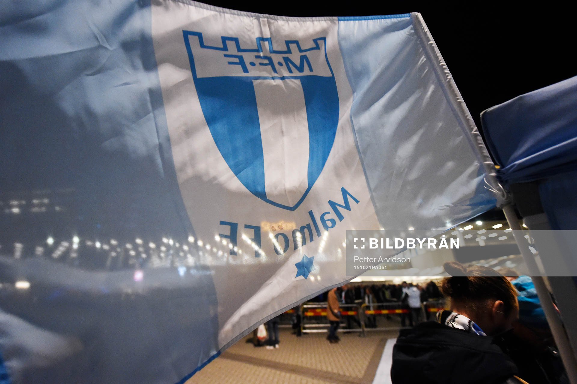 En flagga med Malmö FF's emblem