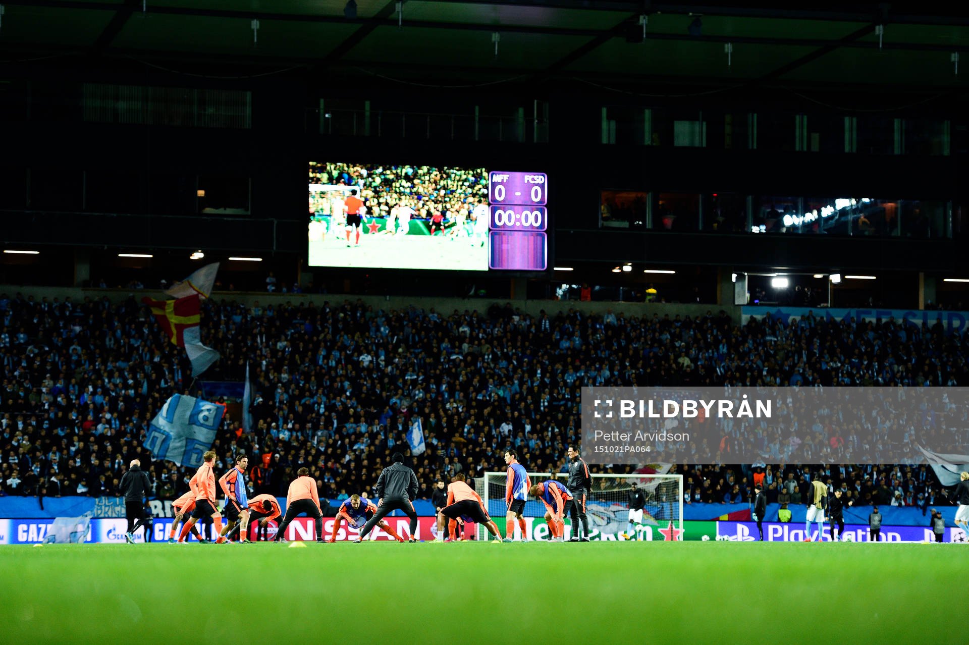Shakhtar Donetsks spelare värmer upp inför fotbollsmatchen i Champions League mellan Malmö FF och Shakhtar Donetsk den 21 oktober 2015 i Malmö.