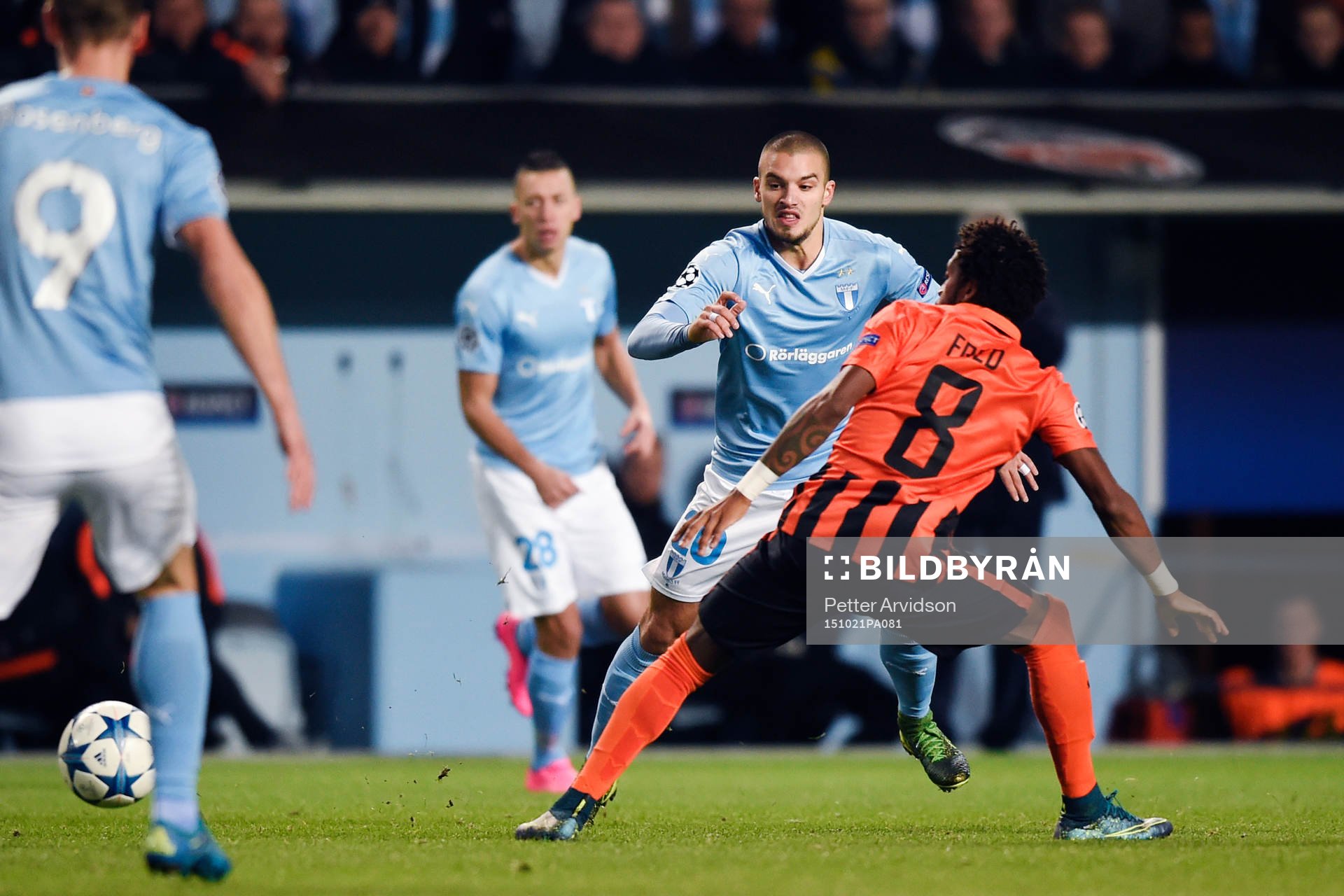 Malmö FFs Vladimir Rodic tar sig förbi Shakhtar Donetsks Fred under fotbollsmatchen i Champions League mellan Malmö FF och Shakhtar Donetsk den 21 oktober 2015 i Malmö.