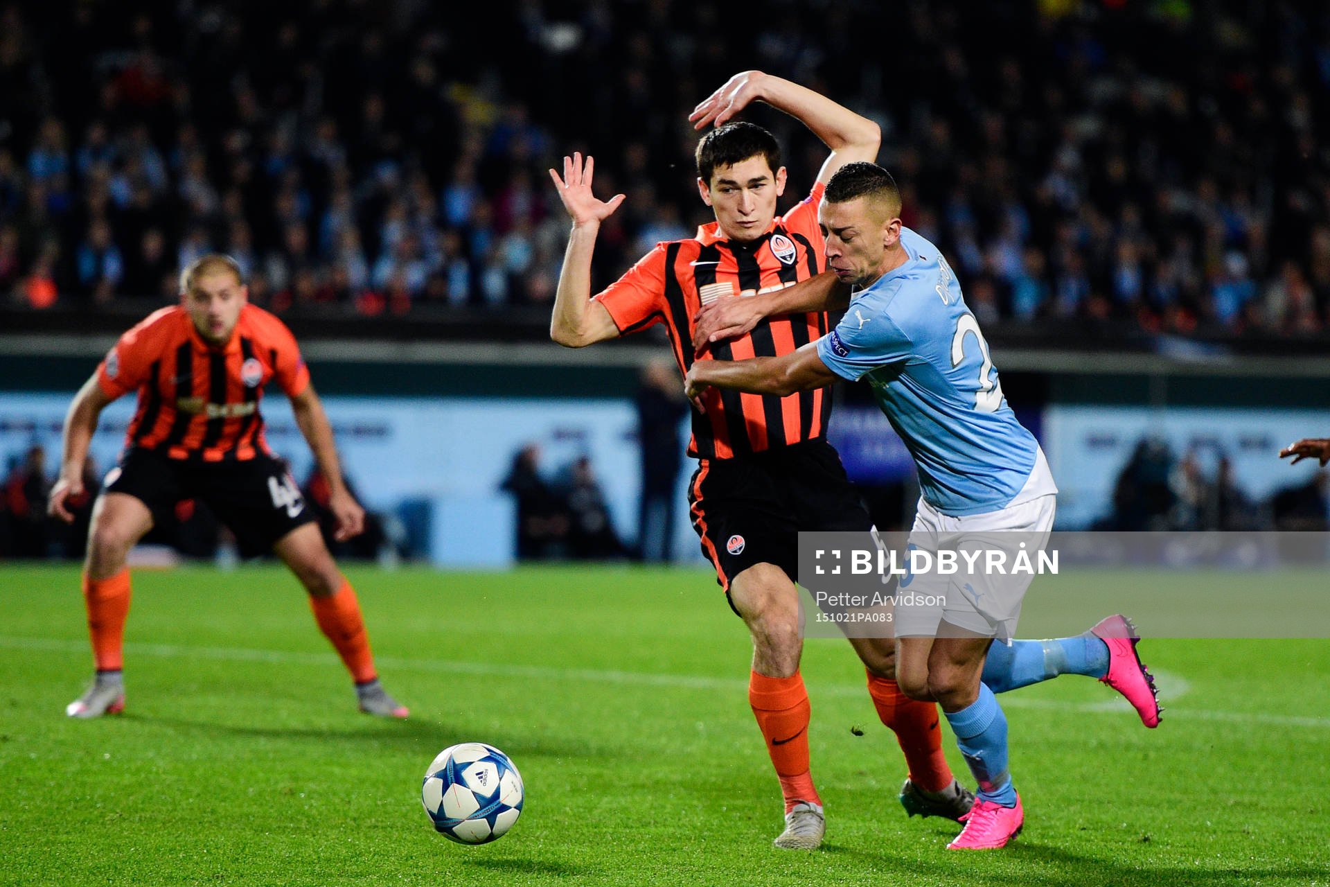 Malmö FFs  Nikola Djurdjic tar sig förbi Shakhtar