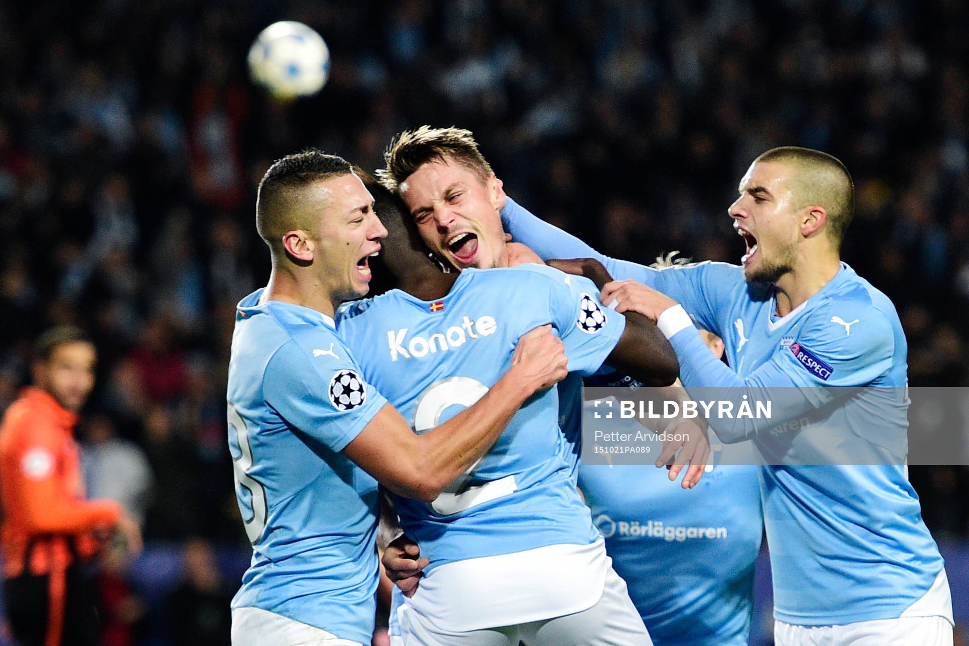 Malmö FFs spelare jublar efter att Markus Rosenberg gjort 1-0 under fotbollsmatchen i Champions League mellan Malmö FF och Shakhtar Donetsk den 21 oktober 2015 i Malmö.