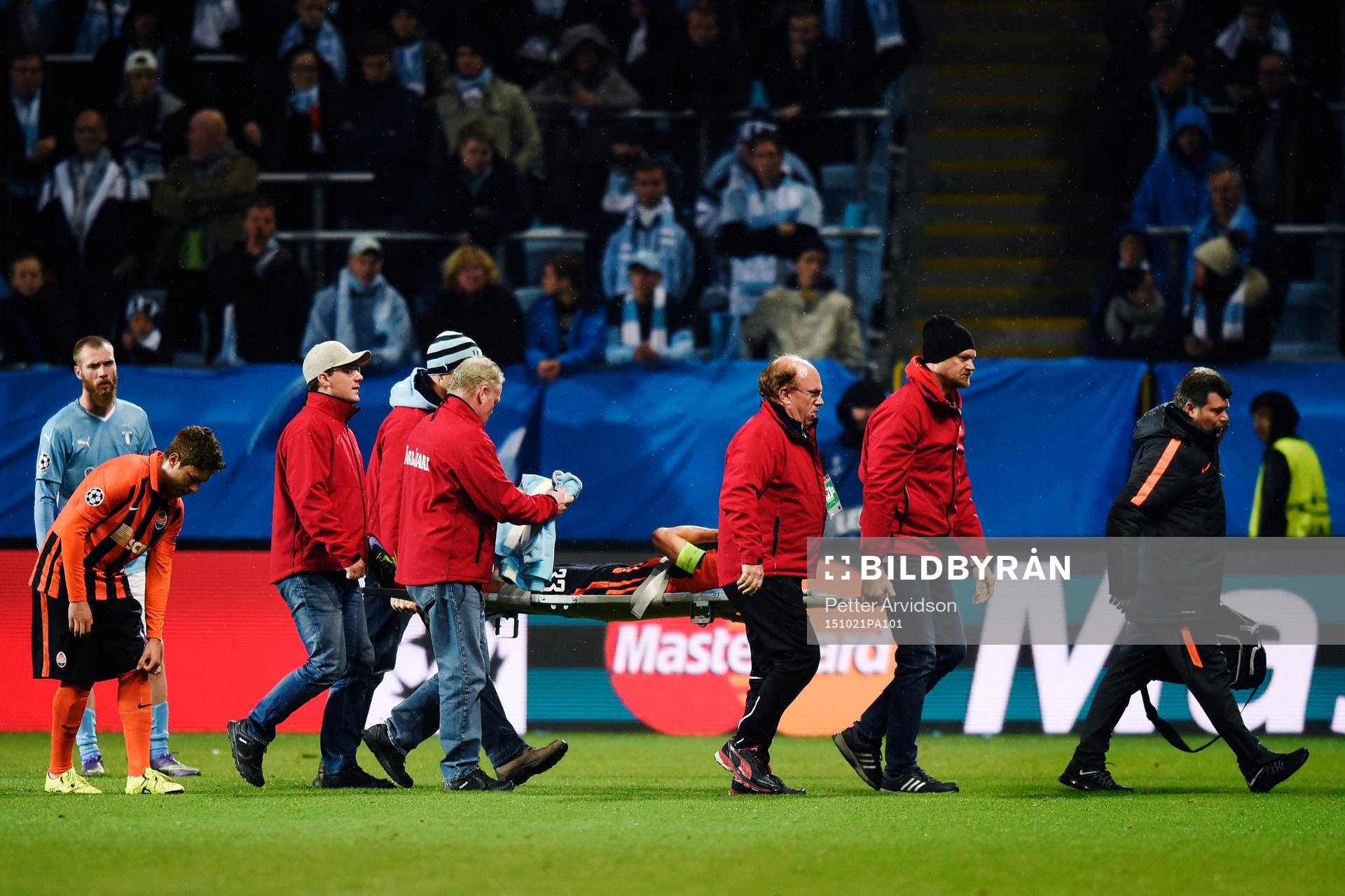 Shakhtar Donetsks Darijo Srna bärs ut på bår under fotbollsmatchen i Champions League mellan Malmö FF och Shakhtar Donetsk den 21 oktober 2015 i Malmö.