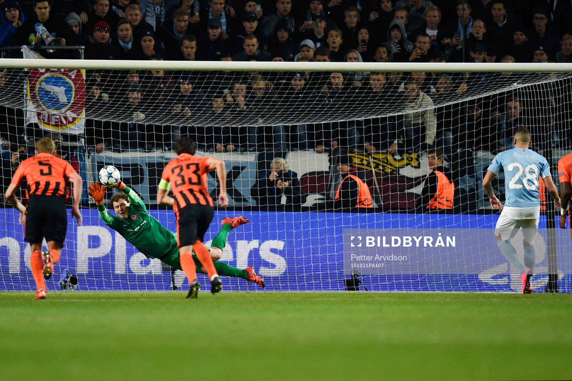 Malmö FFs  Nikola Djurdjic lägger en straff som Shakhtar