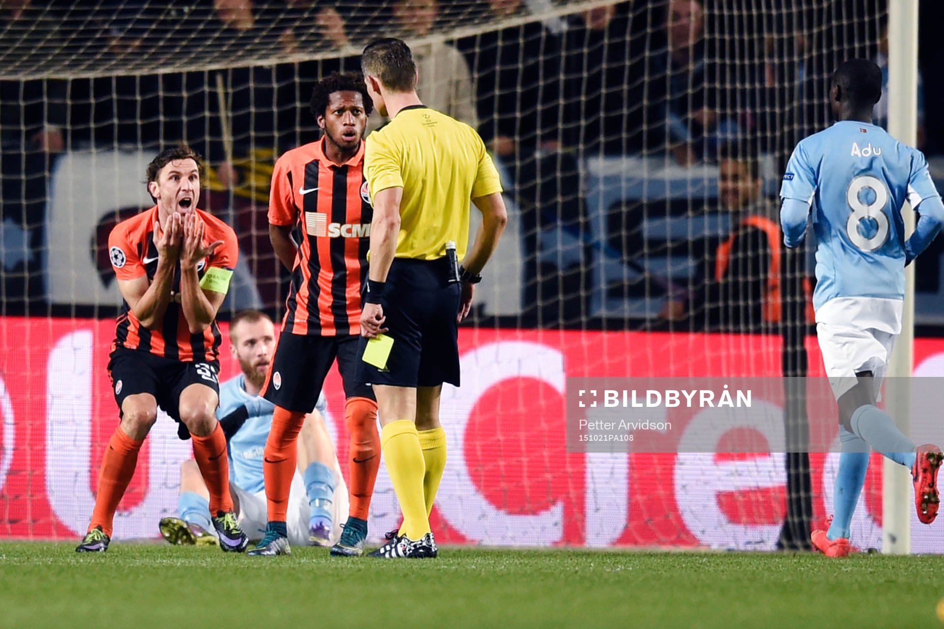 Shakhtar Donetsks Darijo Srna får en varning av domare