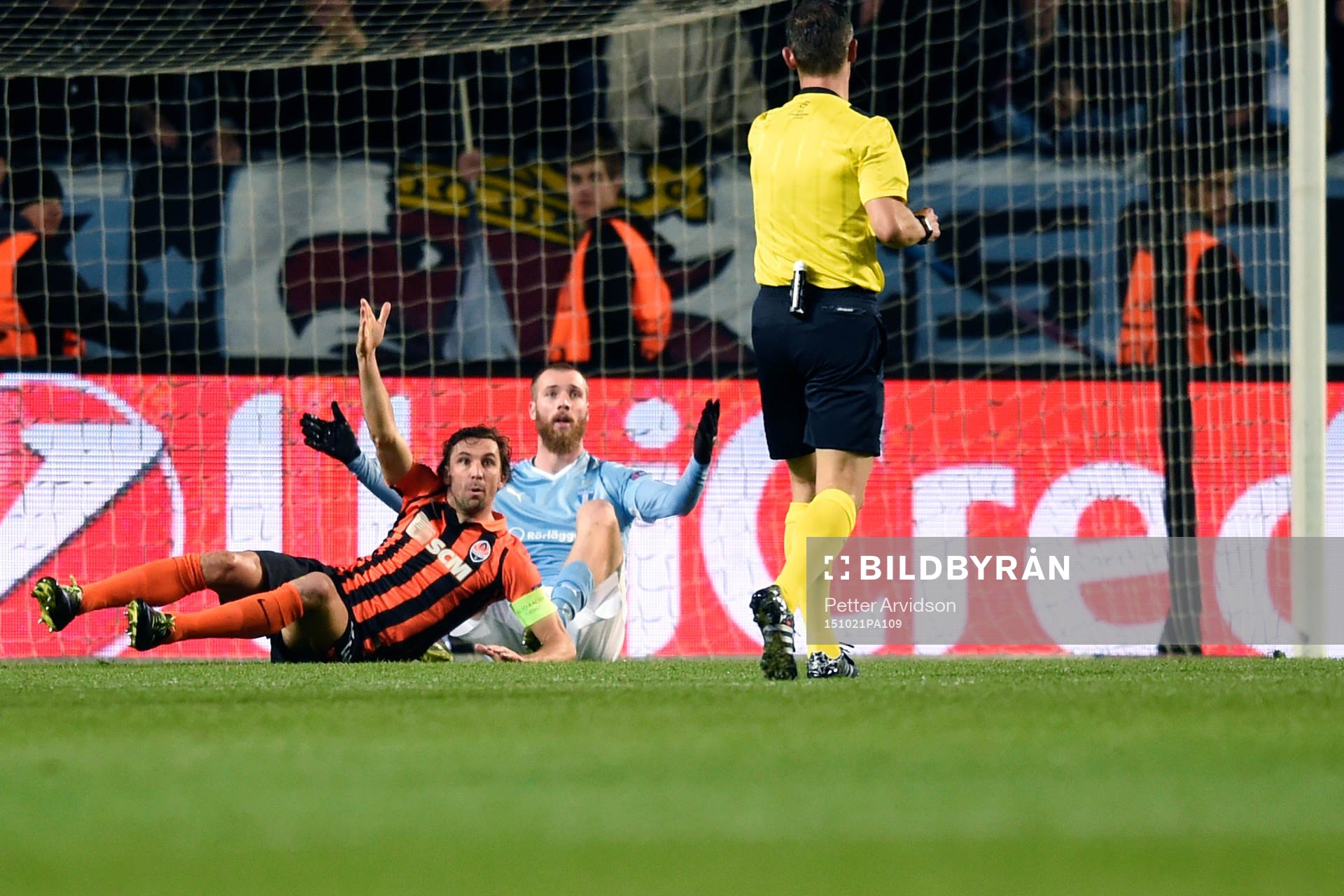 Shakhtar Donetsks Darijo Srna fäller Malmö FFs  Jo Inge