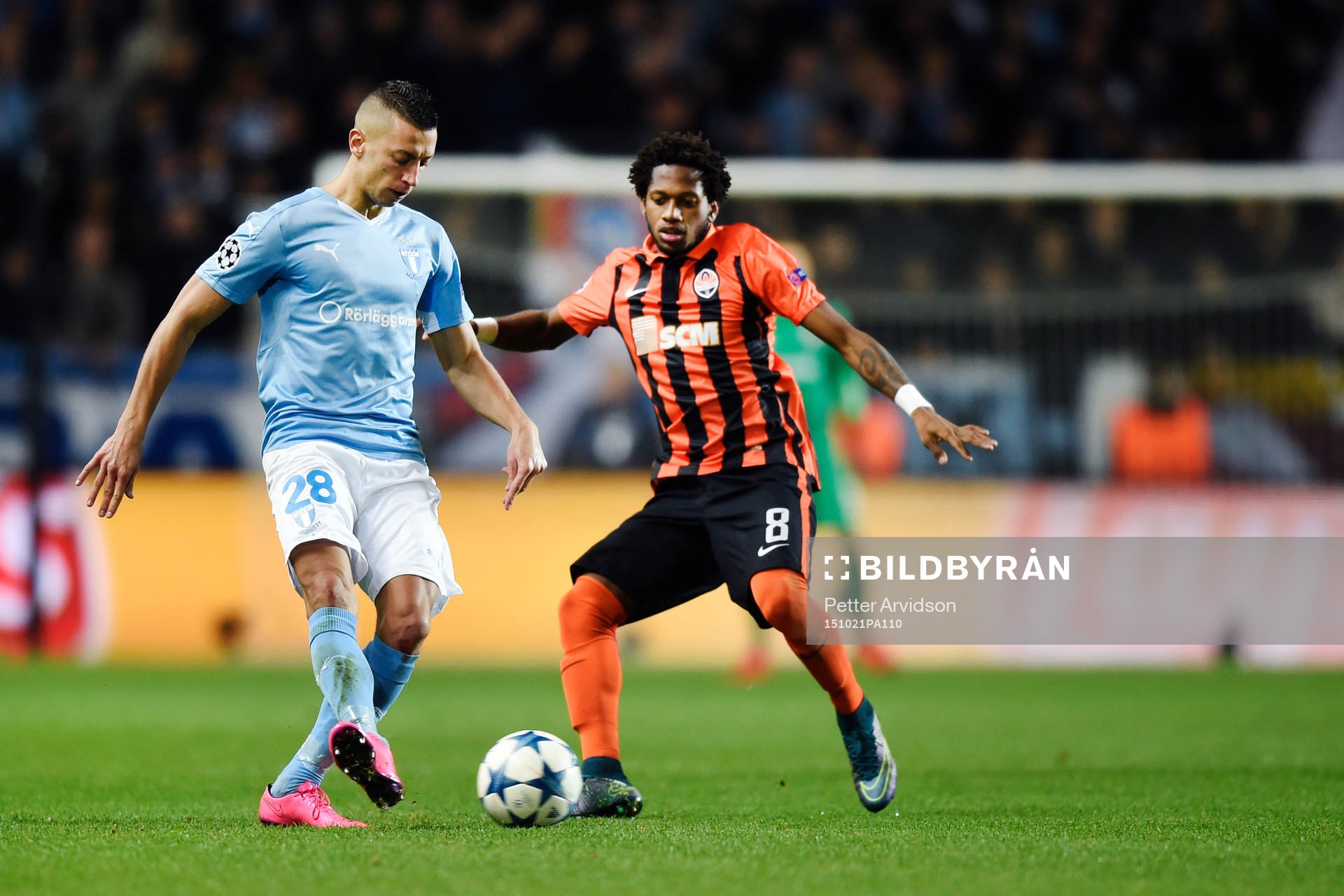 Malmö FFs Nikola Djurdjic och Shakhtar Donetsks Fred under fotbollsmatchen i Champions League mellan Malmö FF och Shakhtar Donetsk den 21 oktober 2015 i Malmö.