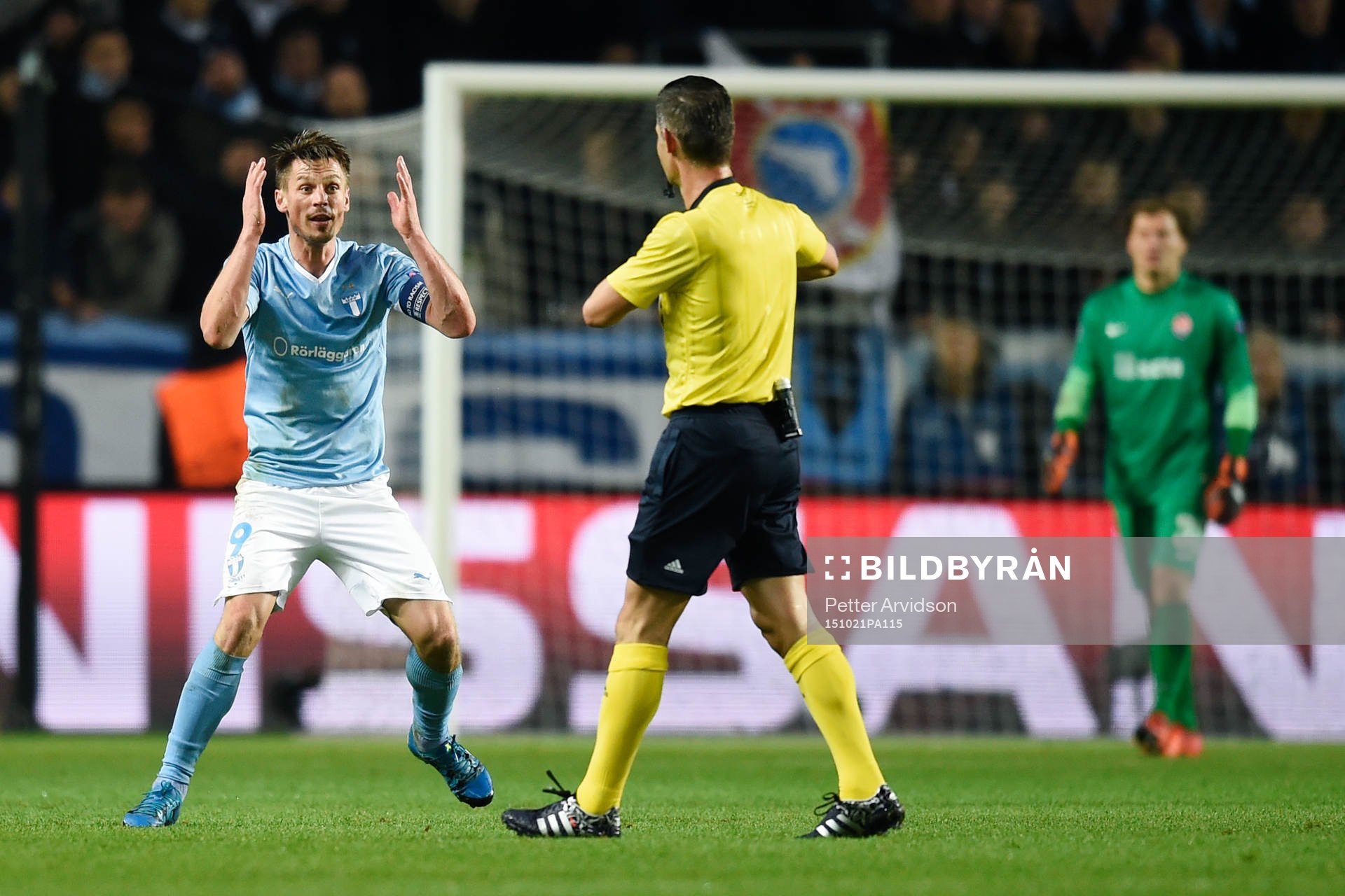 Malmö FFs  Markus Rosenberg varnas av domare Tasos