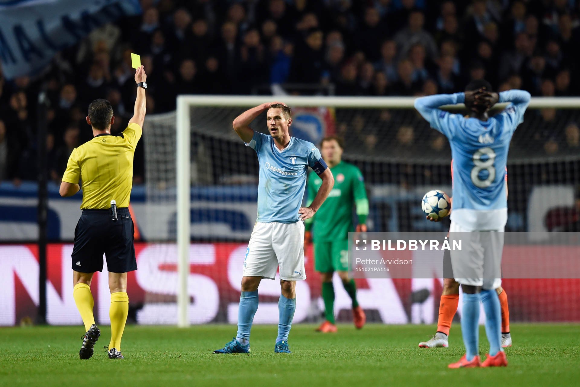 Malmö FFs  Markus Rosenberg varnas av domare Tasos