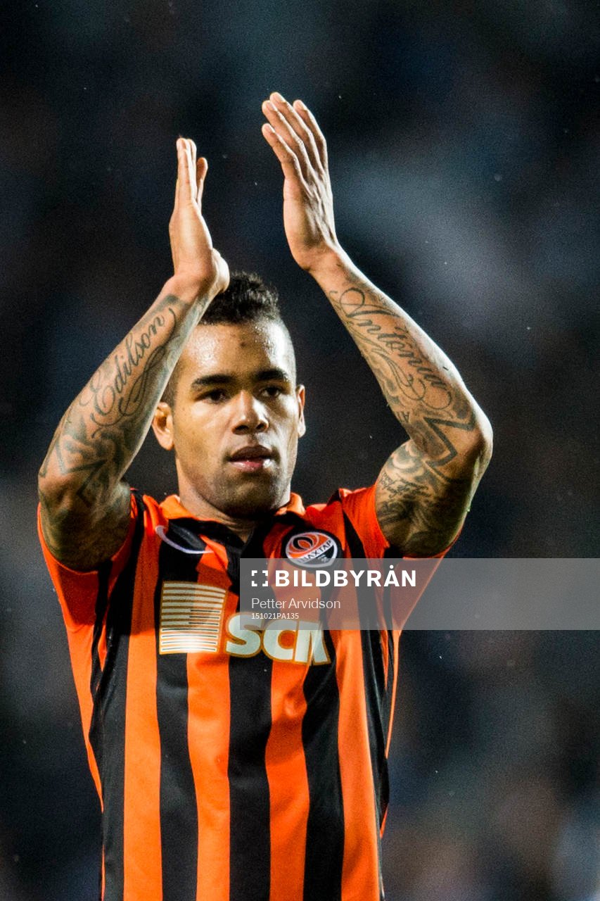 Shakhtar Donetsks Alex Teixeira tackar publiken
