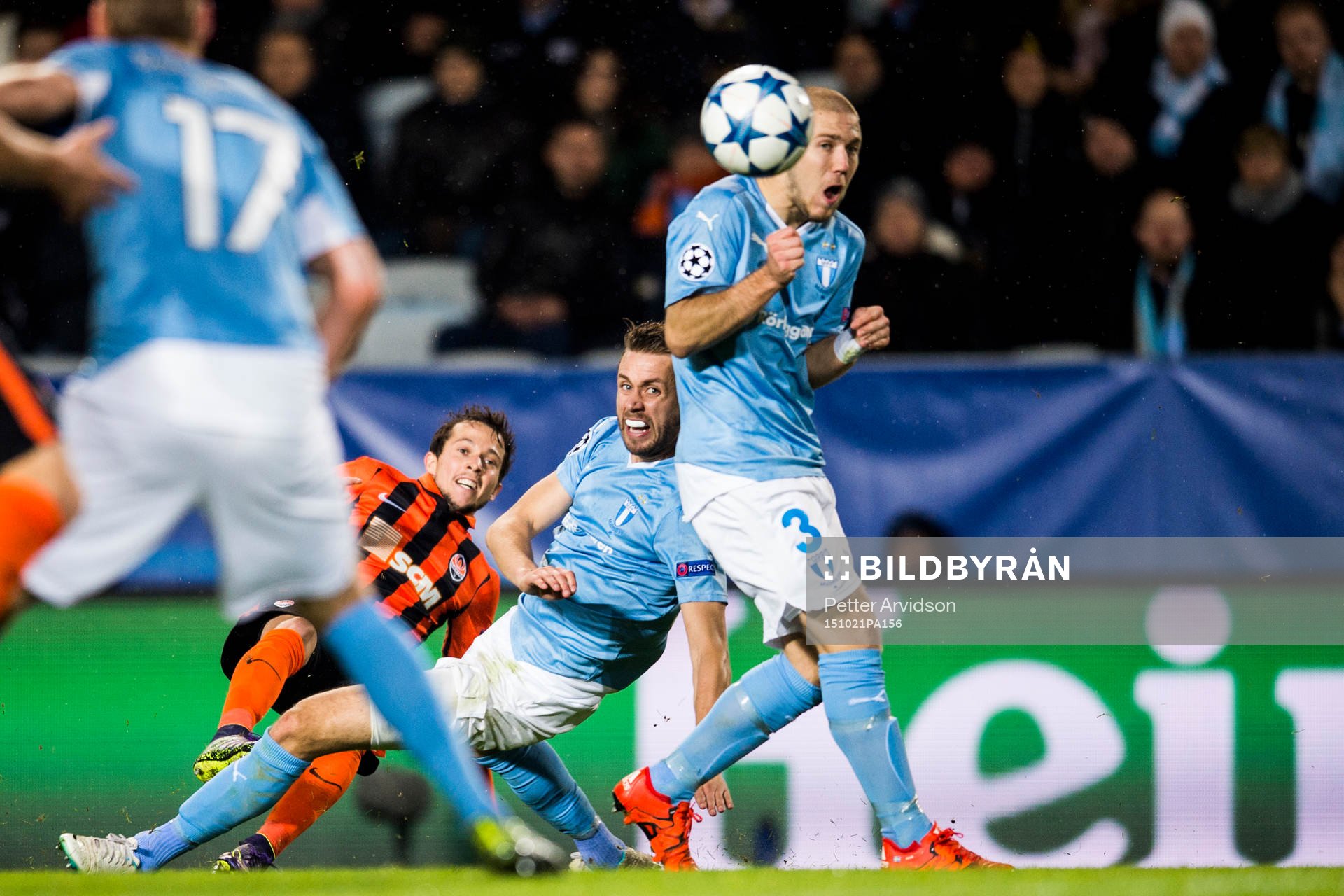 Shakhtar Donetsks Bernard testar skott förbi Malmö FFs