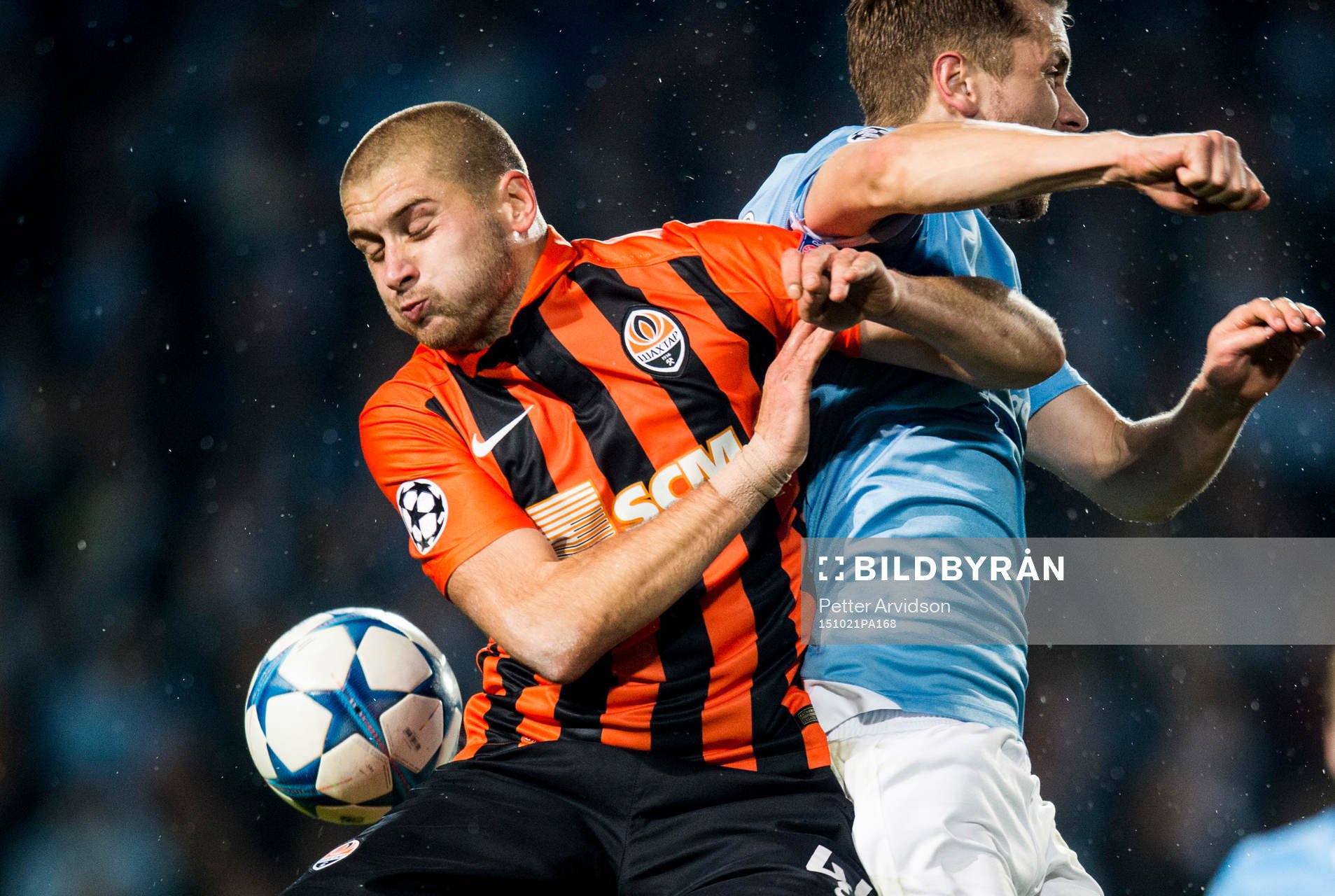 Shakhtar Donetsks Yaroslav Rakitskiy och Malmö FFs Kari Arnarson under fotbollsmatchen i Champions League mellan Malmö FF och Shakhtar Donetsk den 21 oktober 2015 i Malmö.