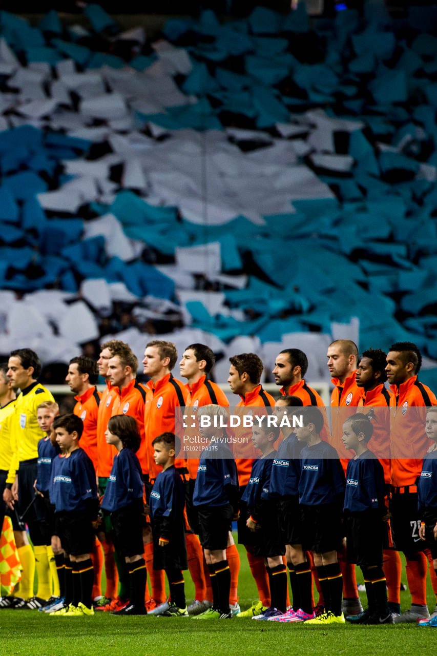 Shakhtar Donetsks spelare under lineup under fotbollsmatchen i Champions League mellan Malmö FF och Shakhtar Donetsk den 21 oktober 2015 i Malmö.
