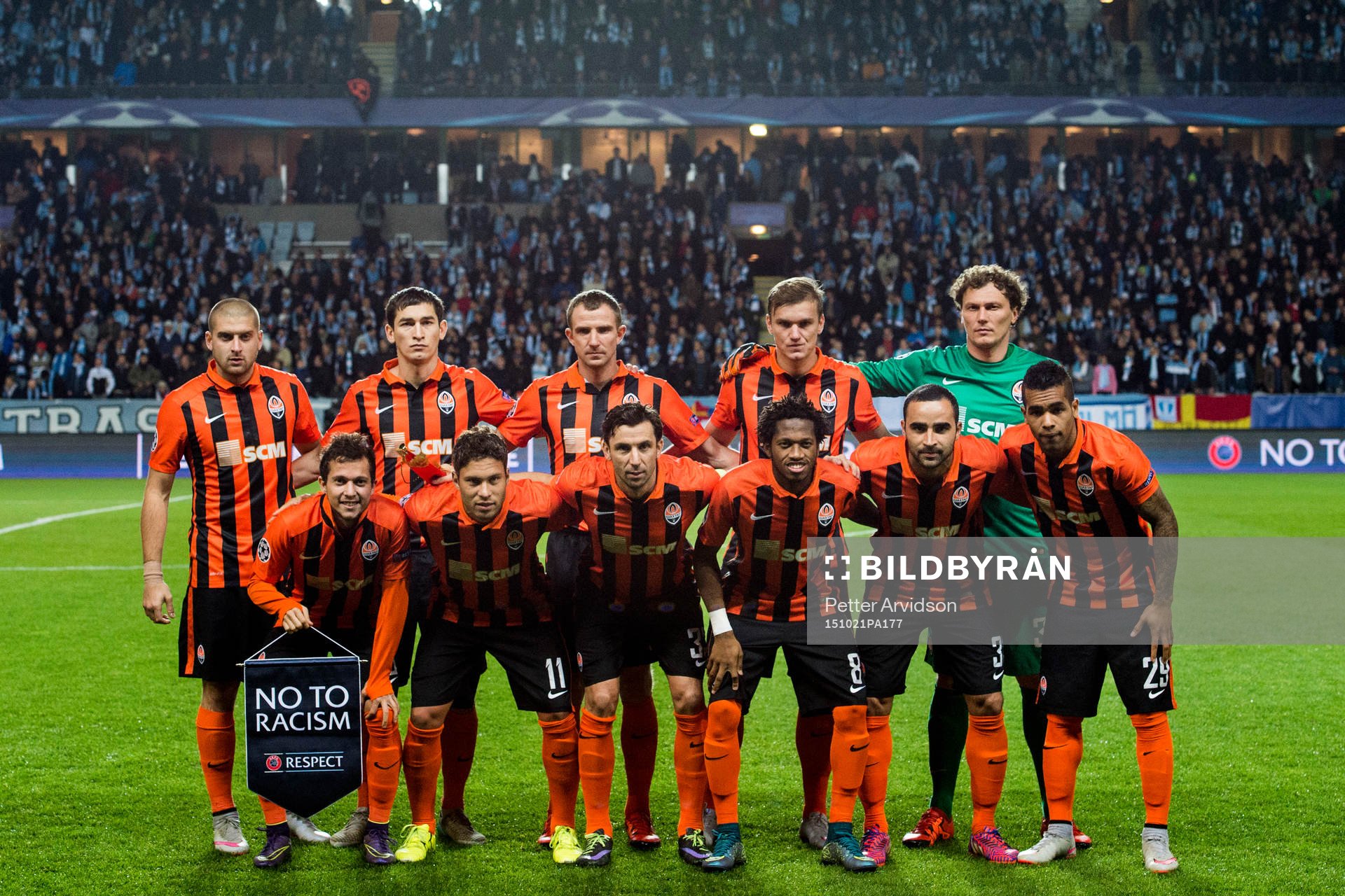 Shakhtar Donetsks startelva ställer upp för en lagbild inför matchen, övre raden från vänster: Yaroslav Rakitskiy, Taras Stepanenko, Olexandr Kucher, Olexandr Gladkiy och målvakt Andriy Pyatov. Nedre raden från vänster, Bernard, Marlos, Darijo Srna, Fred, Ismaily och Alex Teixeira under fotbollsmatchen i Champions League mellan Malmö FF och Shakhtar Donetsk den 21 oktober 2015 i Malmö.