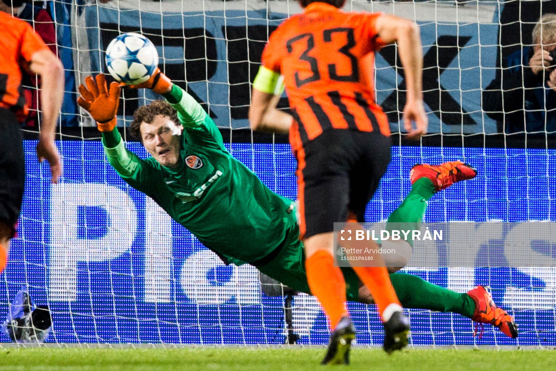 Shakhtar Donetsks målvakt Andriy Pyatov räddar straff