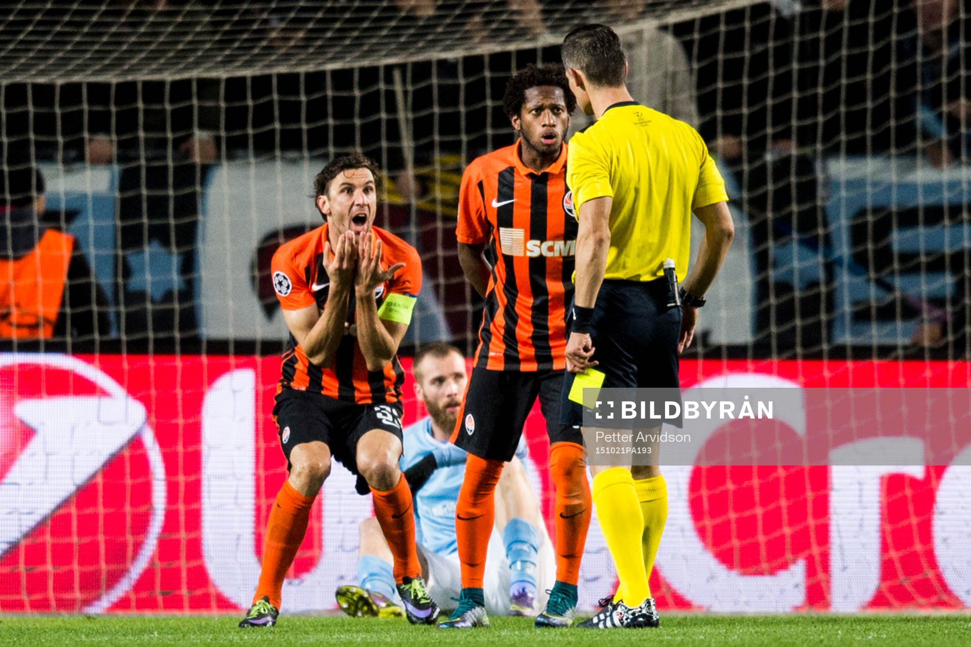 Shakhtar Donetsks Darijo Srna och Fred reagerar mot domare