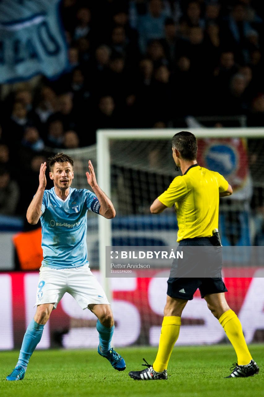 Malmö FFs Markus Rosenberg reagerar när domare Tasos