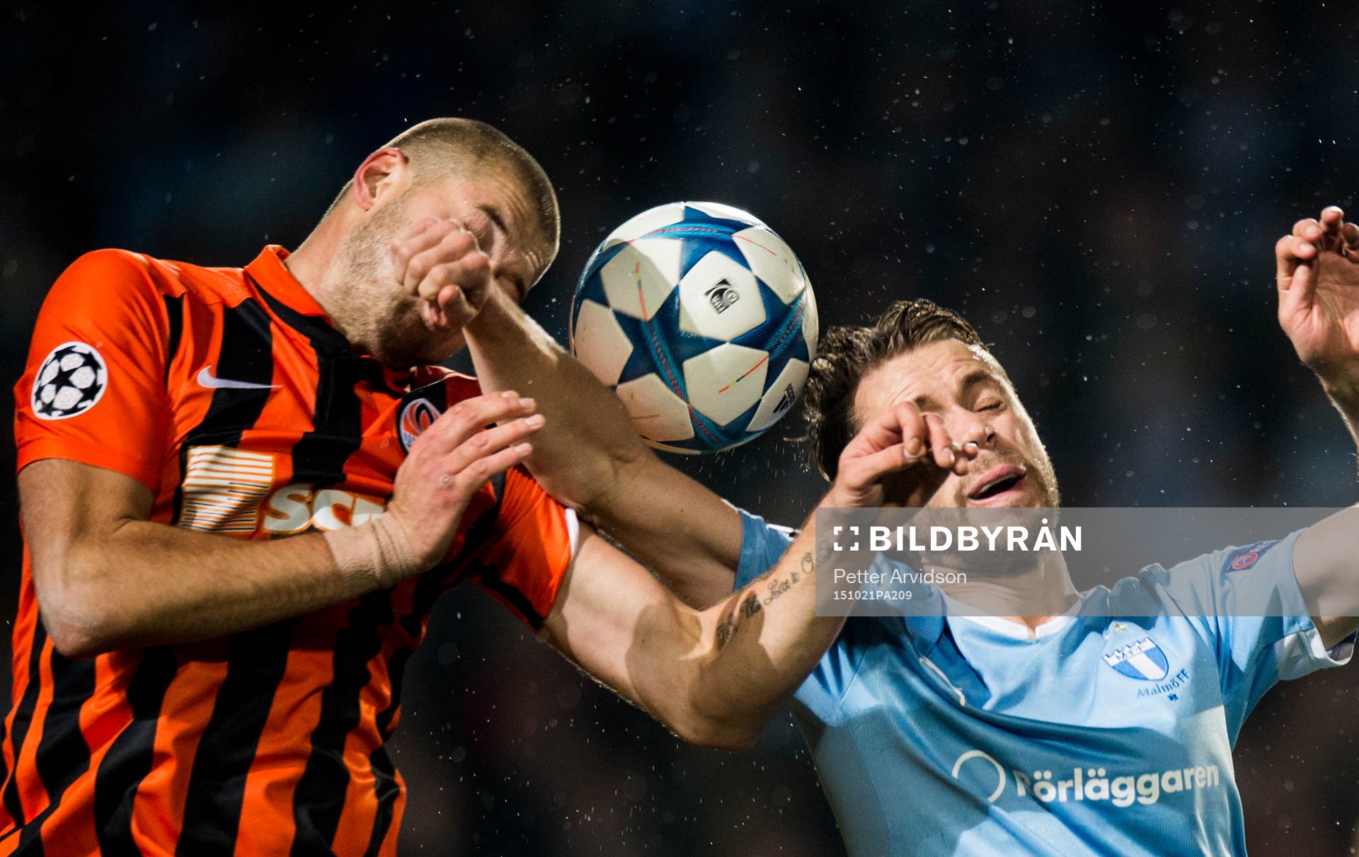 Shakhtar Donetsks Yaroslav Rakitskiy i nickduell med Malmö FFs Kari Arnarson under fotbollsmatchen i Champions League mellan Malmö FF och Shakhtar Donetsk den 21 oktober 2015 i Malmö.