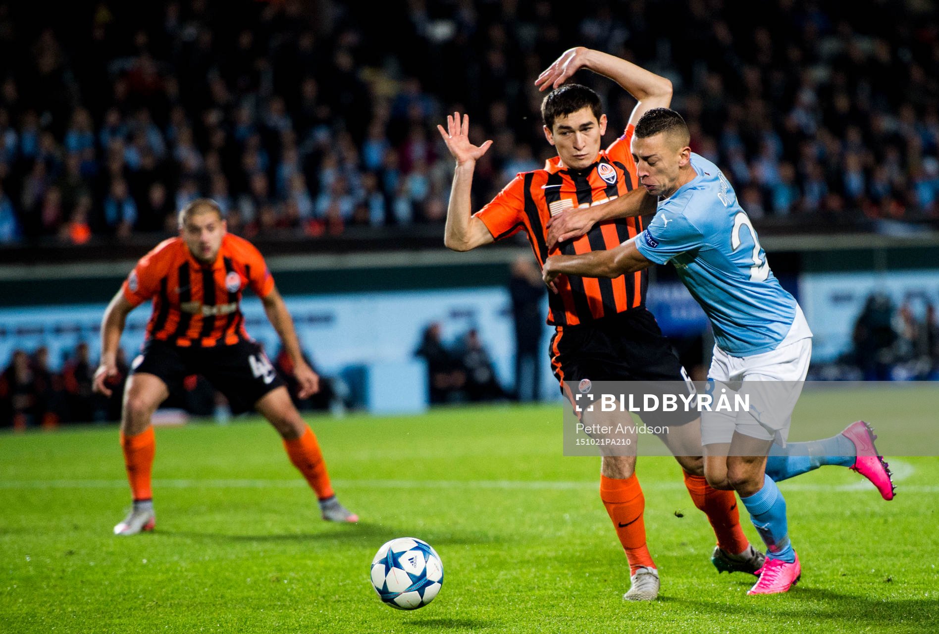 Malmö FFs Nikola Djurdjic tar sig förbi Shakhtar Donetsks