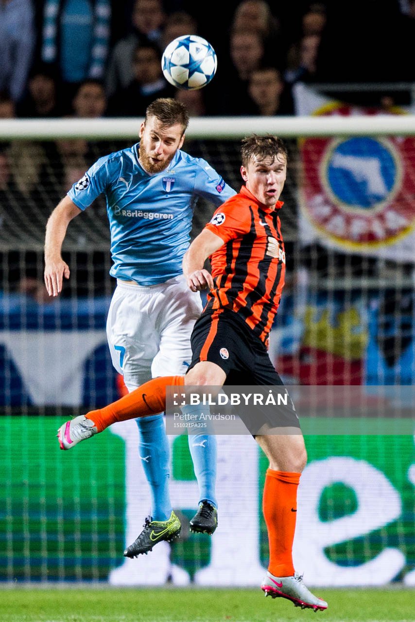 Malmö FFs Rasmus Bengtsson och Shakhtar Donetsks Olexandr Gladkiy under fotbollsmatchen i Champions League mellan Malmö FF och Shakhtar Donetsk den 21 oktober 2015 i Malmö.