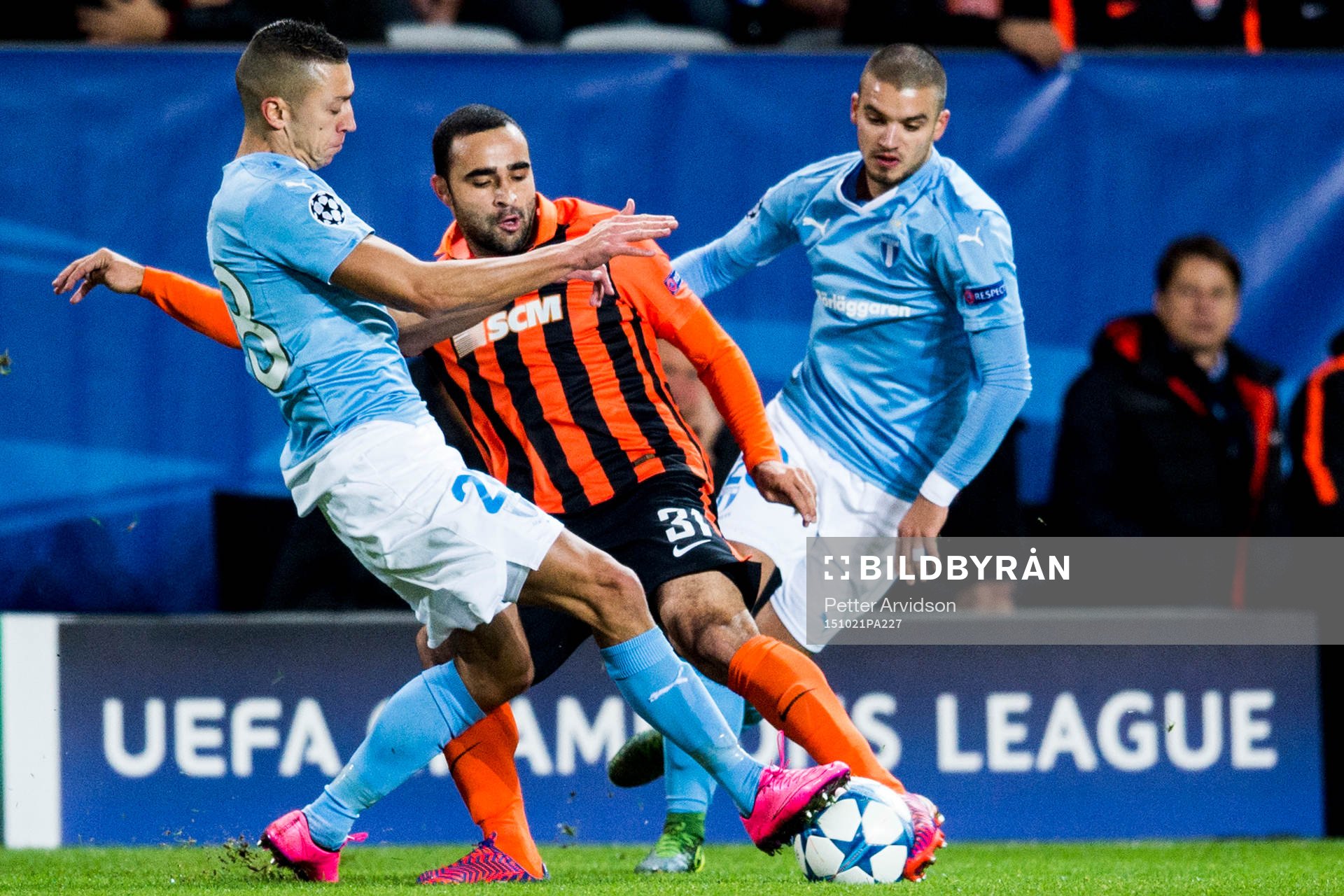 Malmö FFs Nikola Djurdjic (tv) och Vladimir Rodic (th) i kamp med Shakhtar Donetsks Ismaily under fotbollsmatchen i Champions League mellan Malmö FF och Shakhtar Donetsk den 21 oktober 2015 i Malmö.