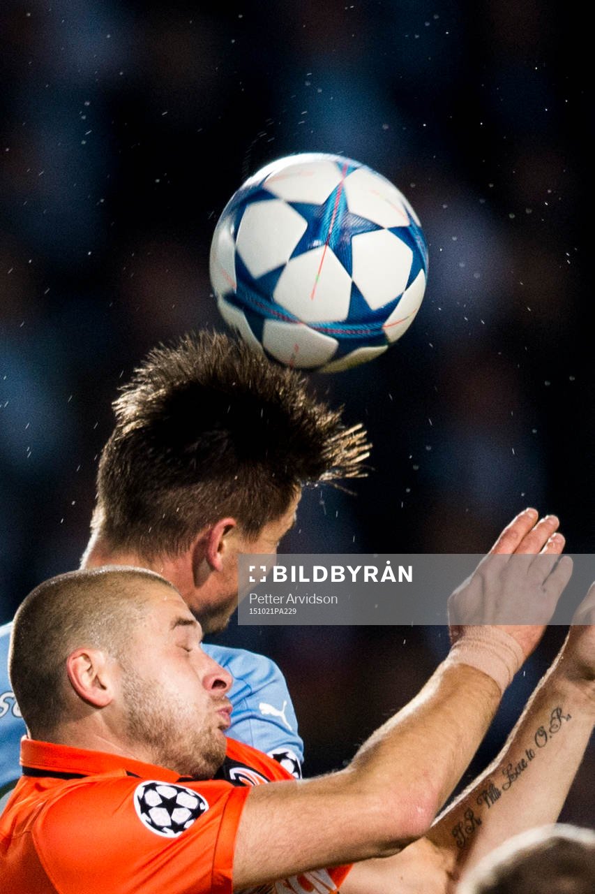 Shakhtar Donetsks Yaroslav Rakitskiy i nickduell med Malmö FFs Markus Rosenberg under fotbollsmatchen i Champions League mellan Malmö FF och Shakhtar Donetsk den 21 oktober 2015 i Malmö.