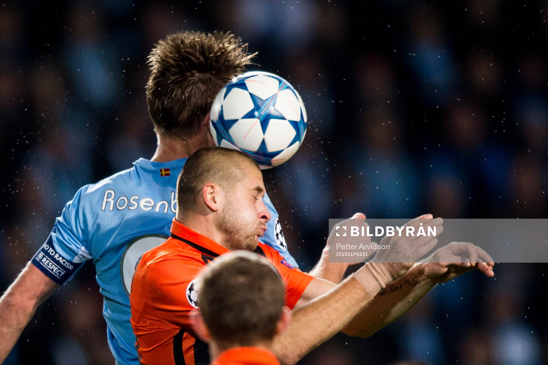 Shakhtar Donetsks Yaroslav Rakitskiy i nickduell med Malmö FFs Markus Rosenberg under fotbollsmatchen i Champions League mellan Malmö FF och Shakhtar Donetsk den 21 oktober 2015 i Malmö.
