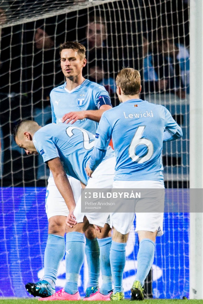 Malmö FFs Markus Rosenberg och Oscar Lewicki tröstar