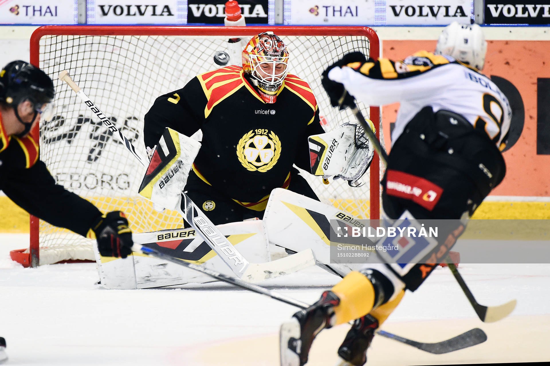 Brynäs målvakt Felix Sandström räddar ett skott från