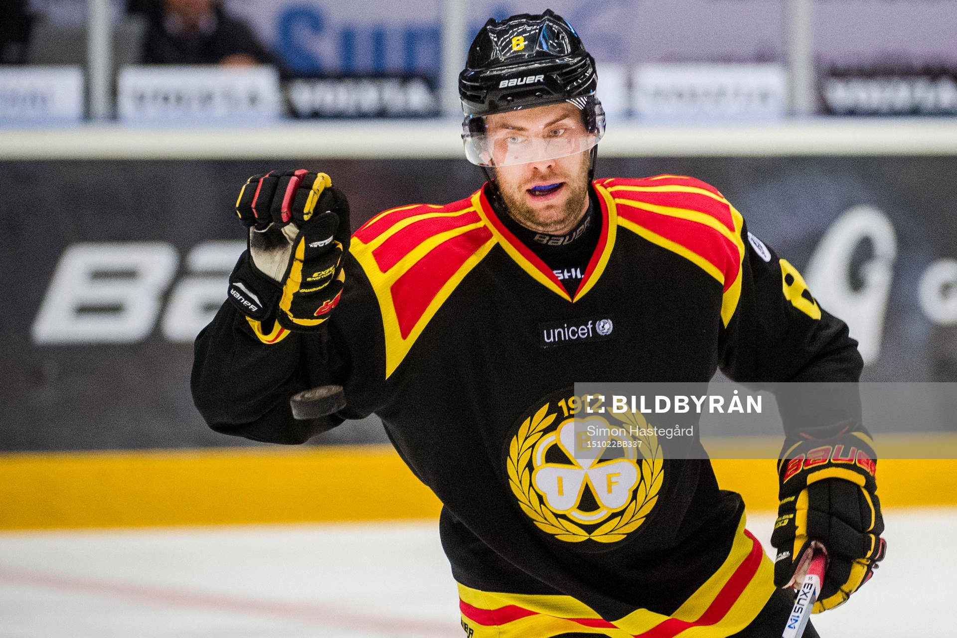 Brynäs Mathias Porseland tar ner pucken med handen