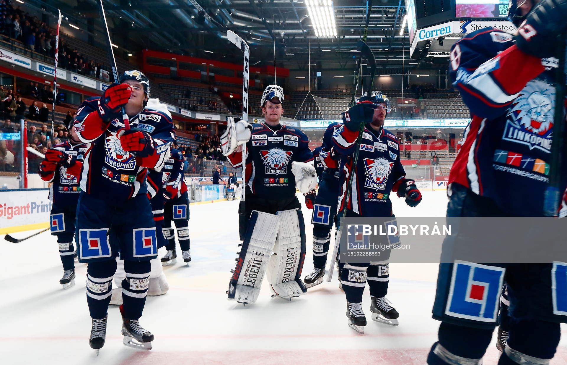 Linköpings spelare med målvakt Marcus Högberg jublar