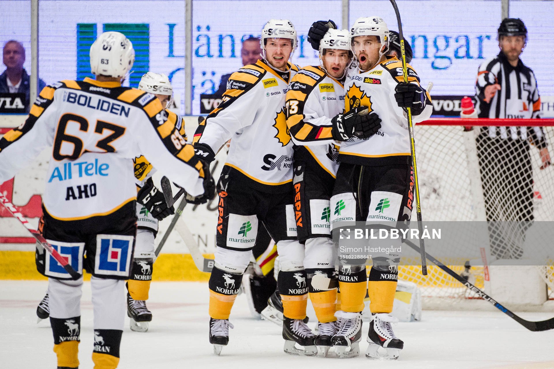 Skellefteås Terry Broadhurst och Axel Holmström jublar
