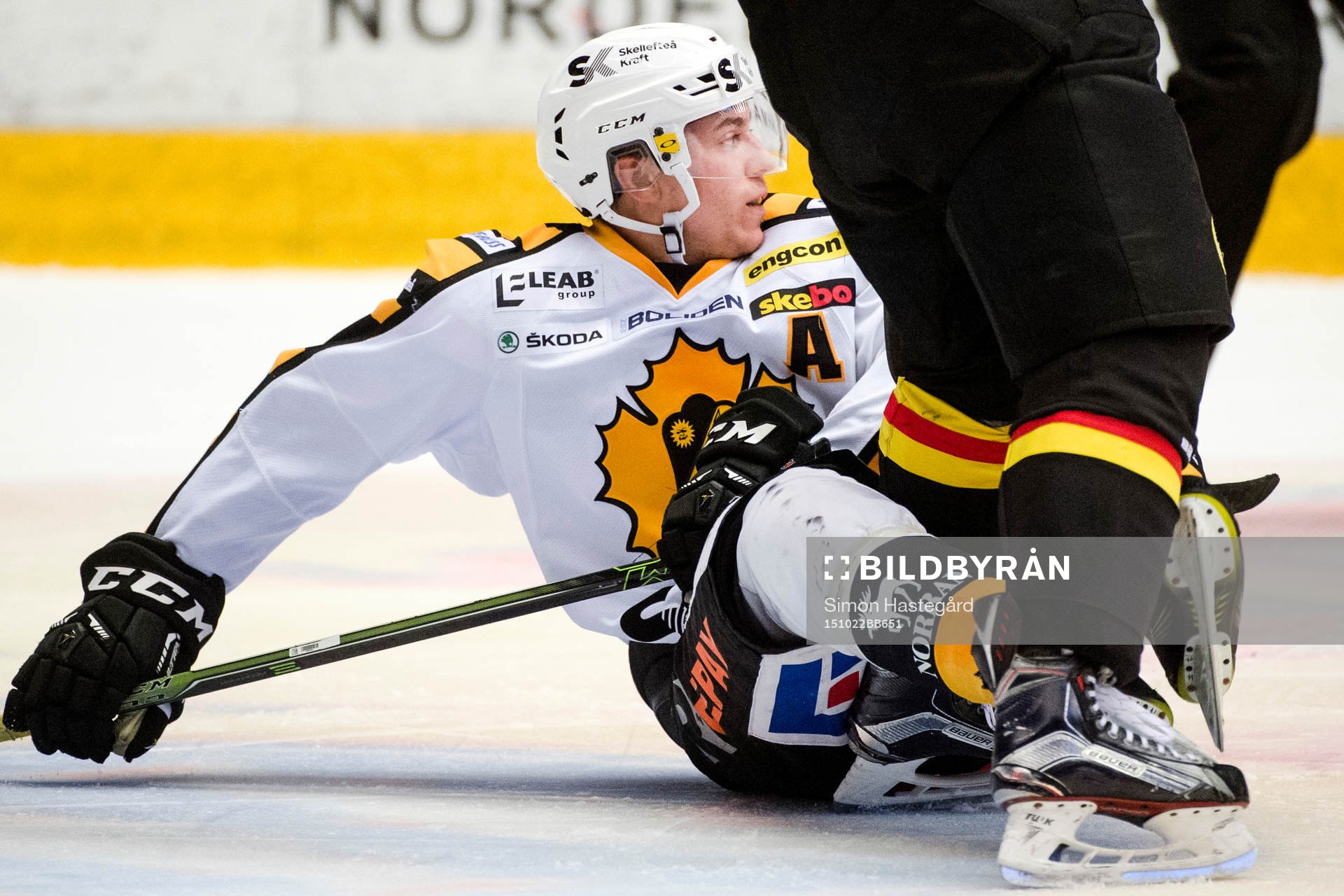Skellefteås Pär Lindholm med benen runt Brynäs Greg Scott