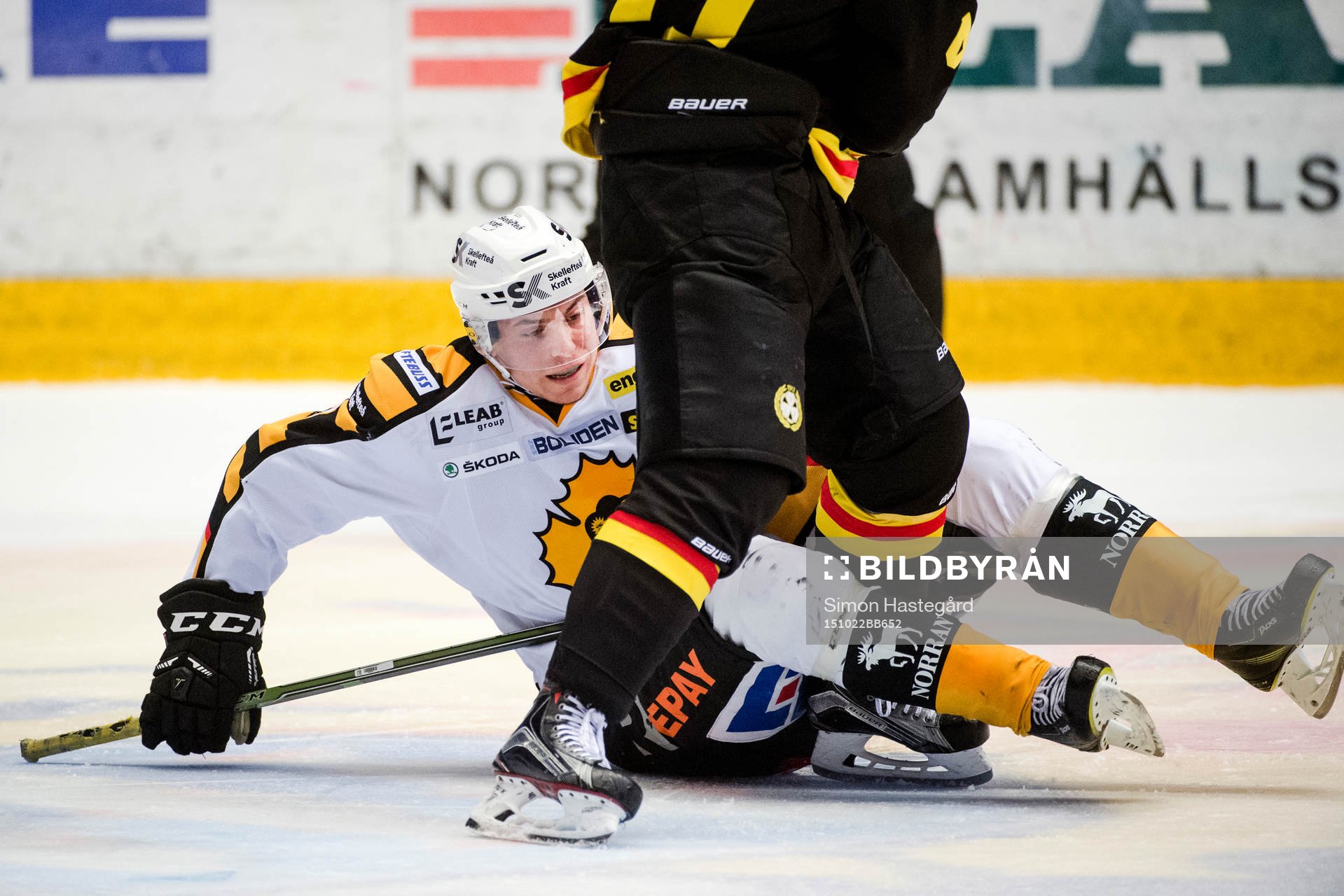 Skellefteås Pär Lindholm med benen runt Brynäs Greg Scott