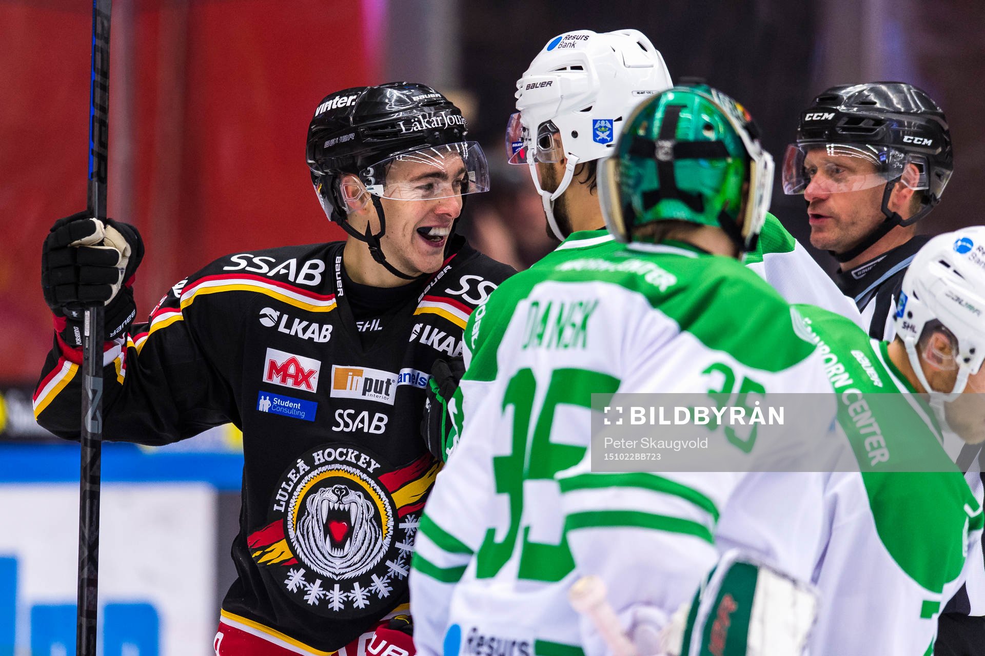 Luleås Johan Forsberg pratar med Rögles Almen Bibic