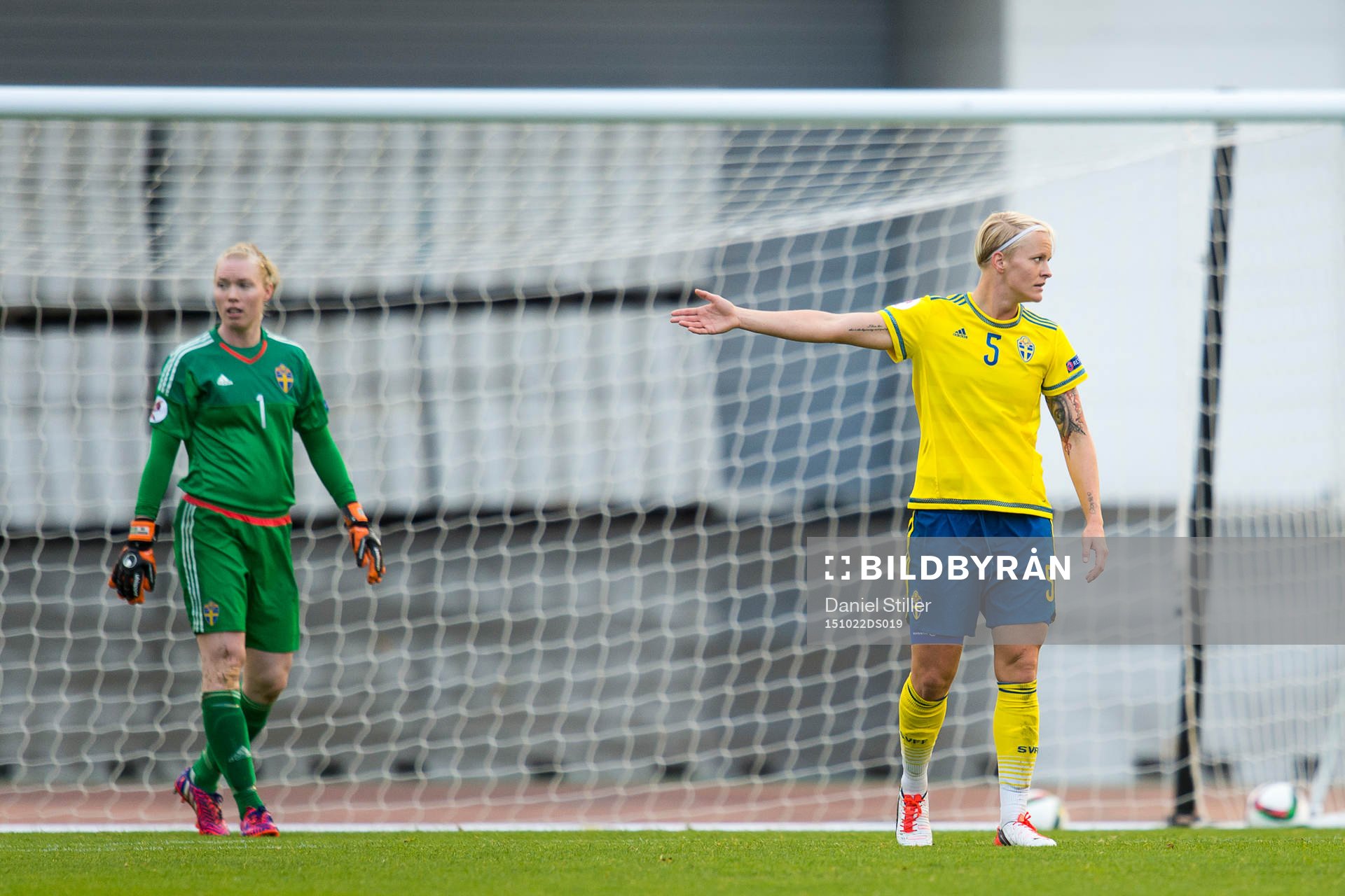 Sveriges målvakt Hedvig Lindahl och Nilla Fischer deppar