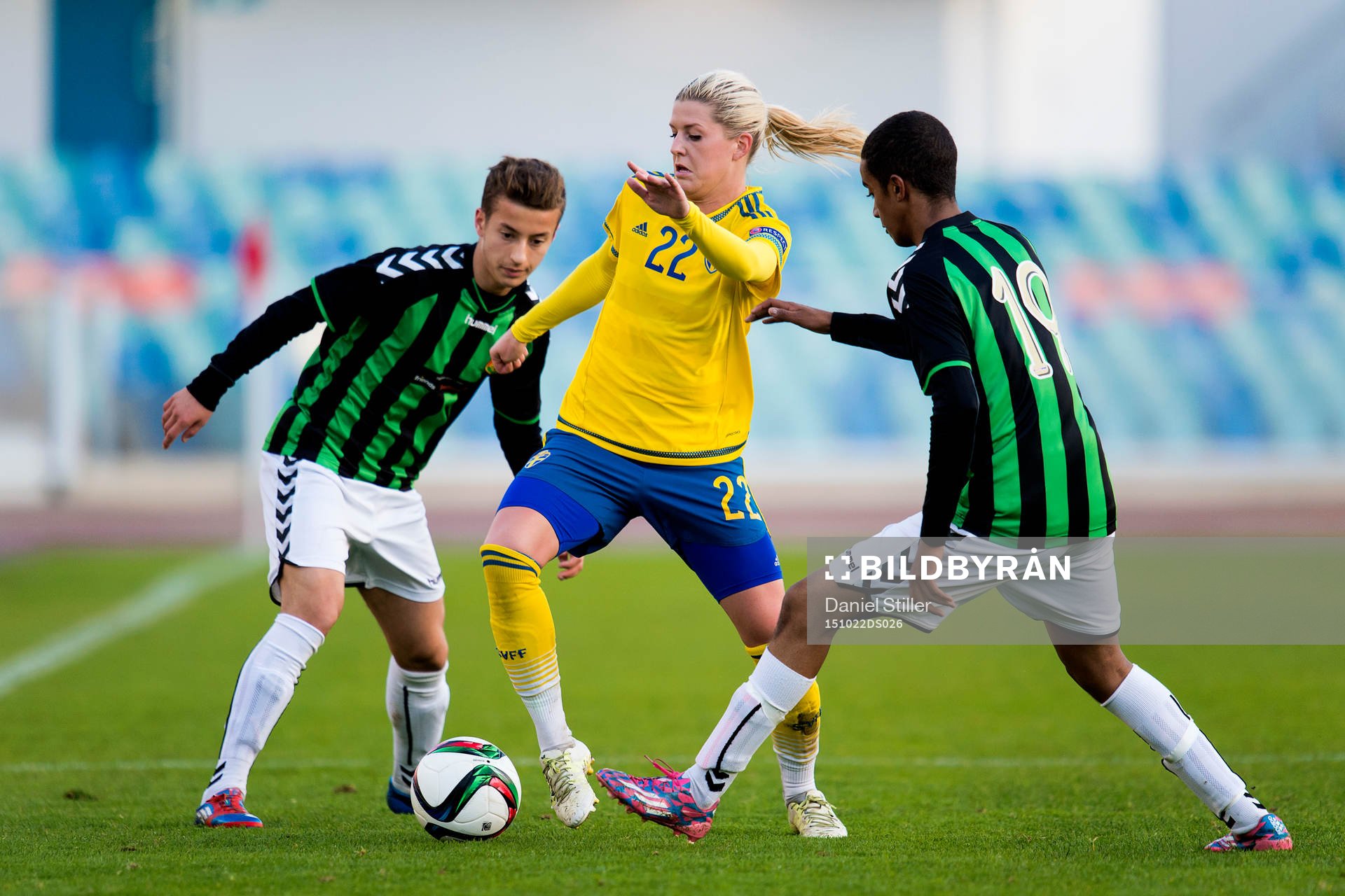 Sveriges Olivia Schough i kamp med Gais Jan Zaya och Oman Abdellah under en träningsmatch i fotboll mellan Sveriges damlandslag och Gais P16 den 22 oktober 2015 i Göteborg.