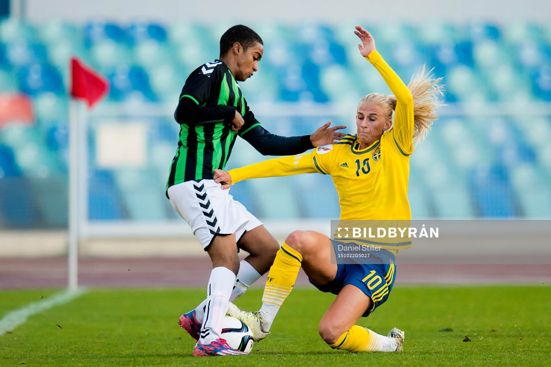Gais Oman Abdellah i kamp med Sveriges Sofia Jakobsson under en träningsmatch i fotboll mellan Sveriges damlandslag och Gais P16 den 22 oktober 2015 i Göteborg.