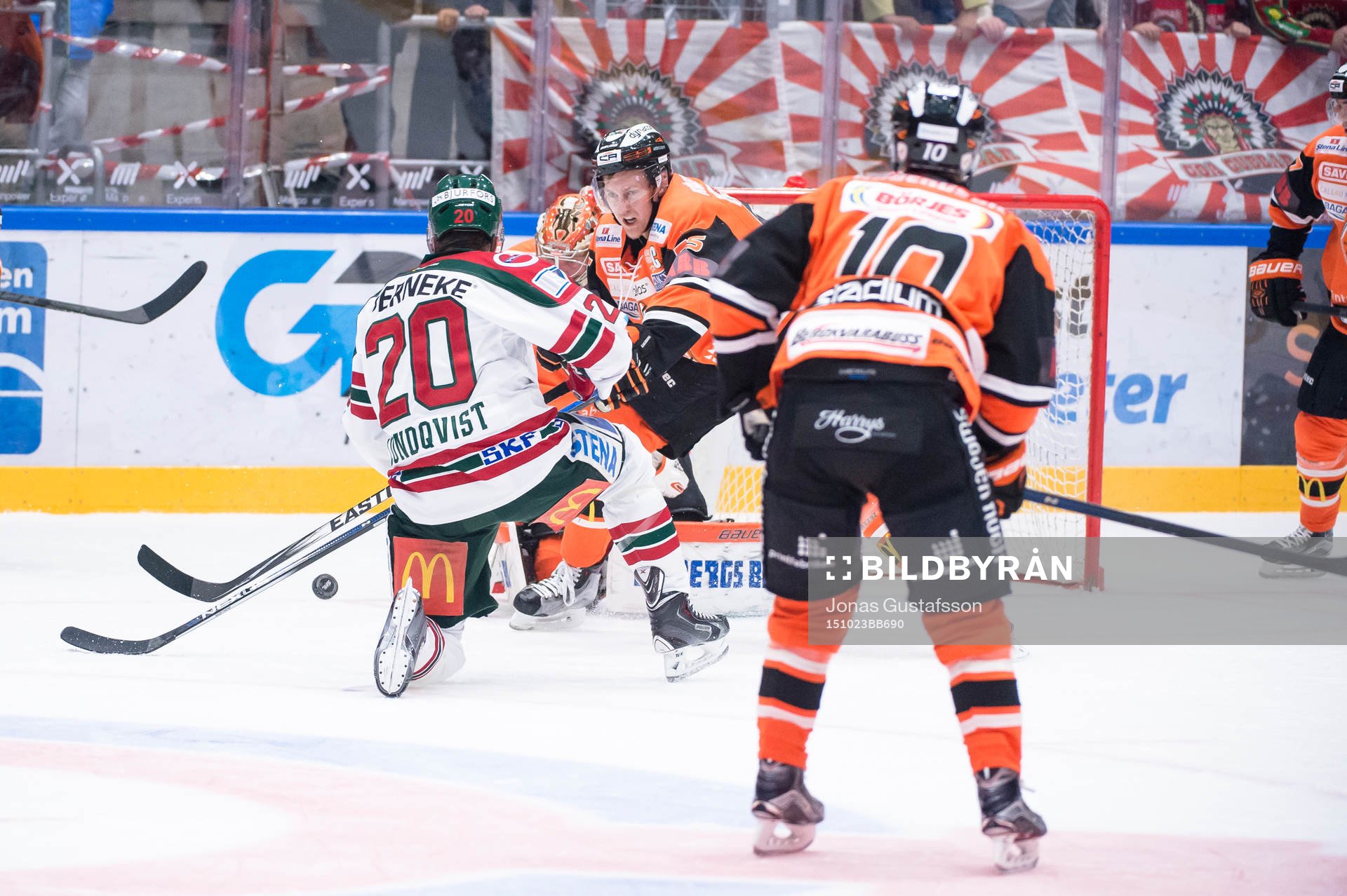 Frölundas Joel Lundqvist i kamp om pucken med Karlskronas