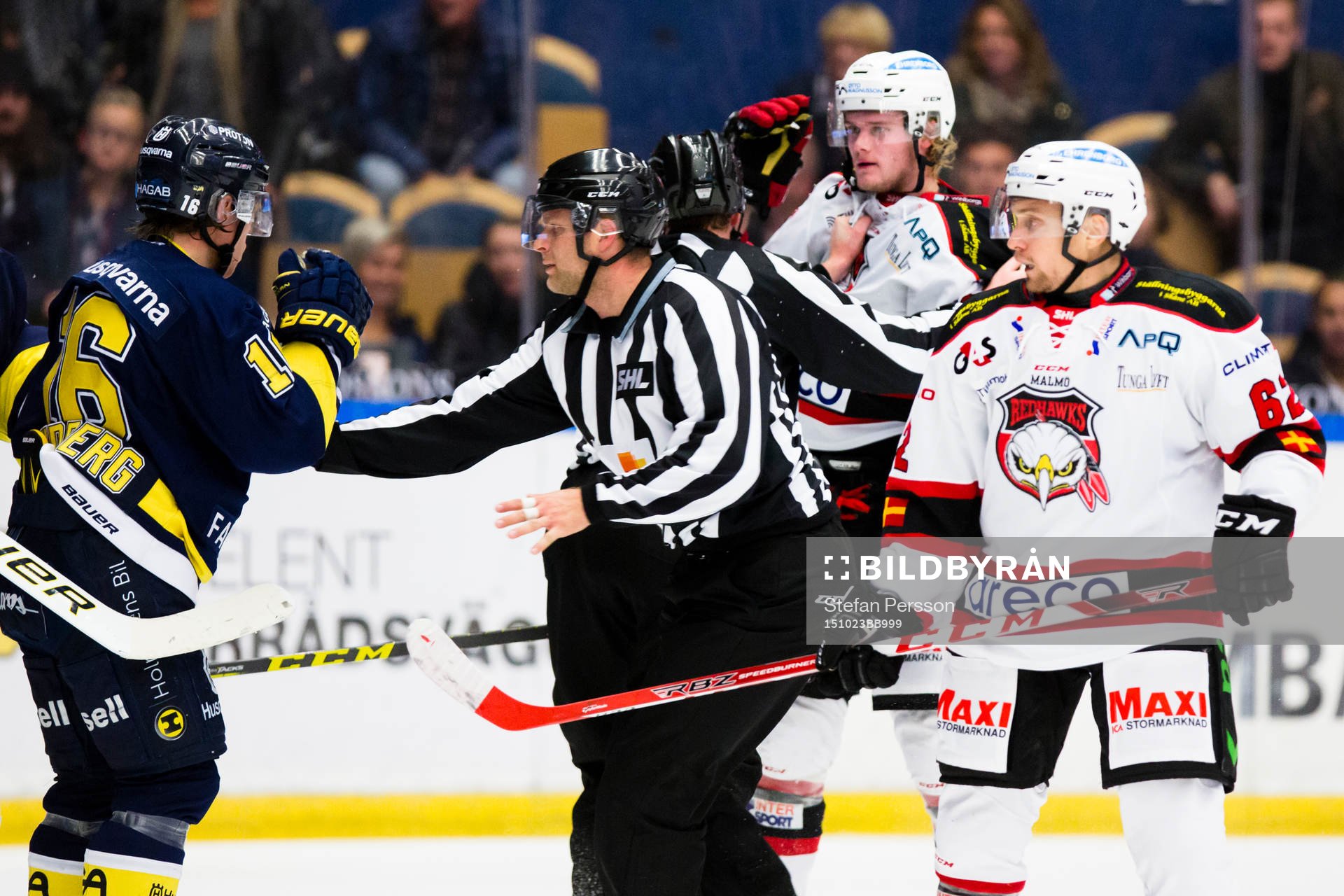 s Filip Sandberg i gruff med Malmö Redhawks Kim Rosdahl (i)