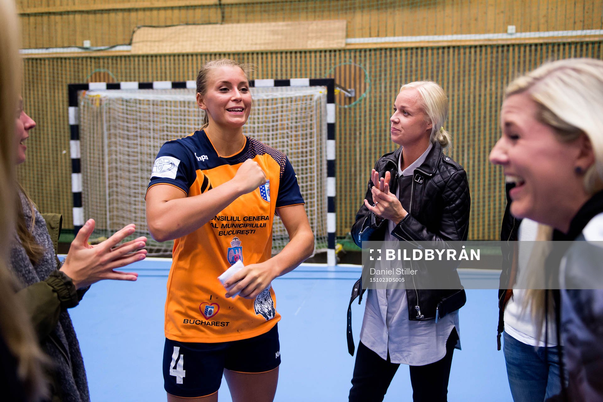 Bucarestis Isabelle Gulldén hälsar på det Caroline Seger