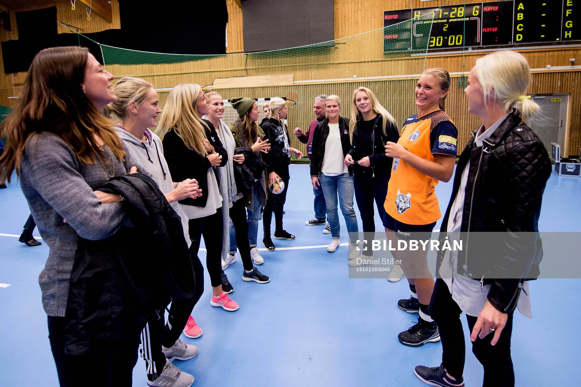 Det svenska damlandslaget i fotboll hälsar på Bucarestis