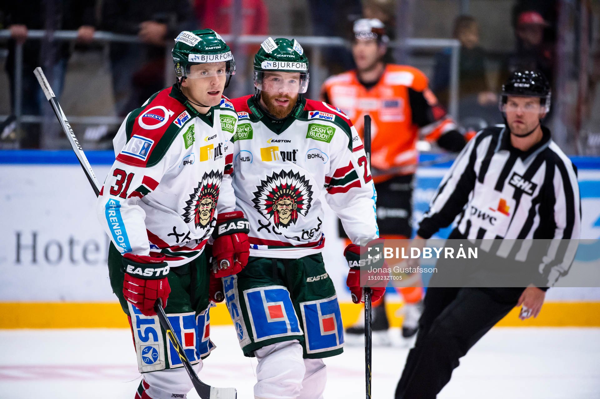 Frölundas Nicklas Lasu har gjort 1-3 och jublar när han