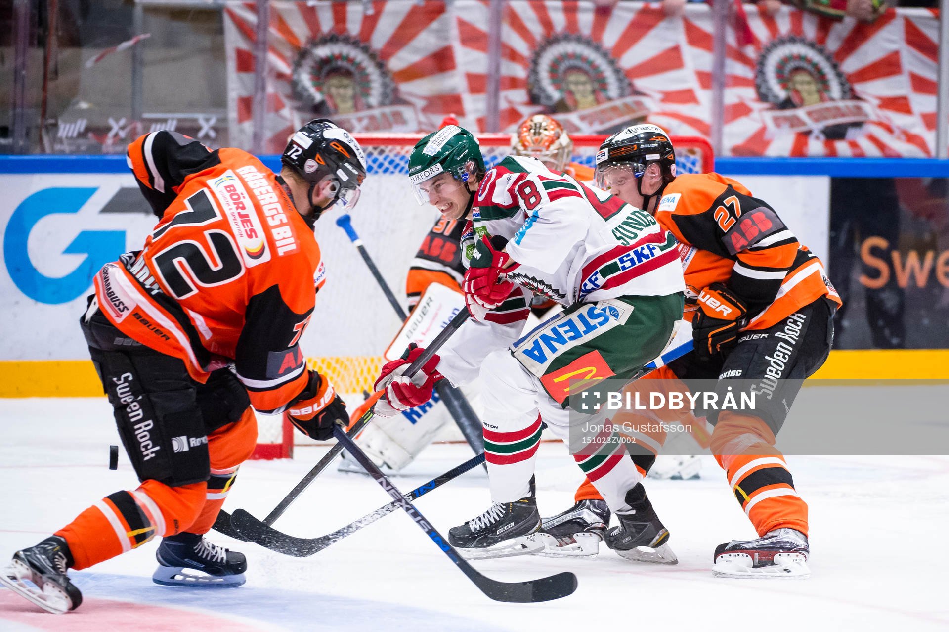 Frölundas John Nyberg i kamp om pucken med Karlskronas