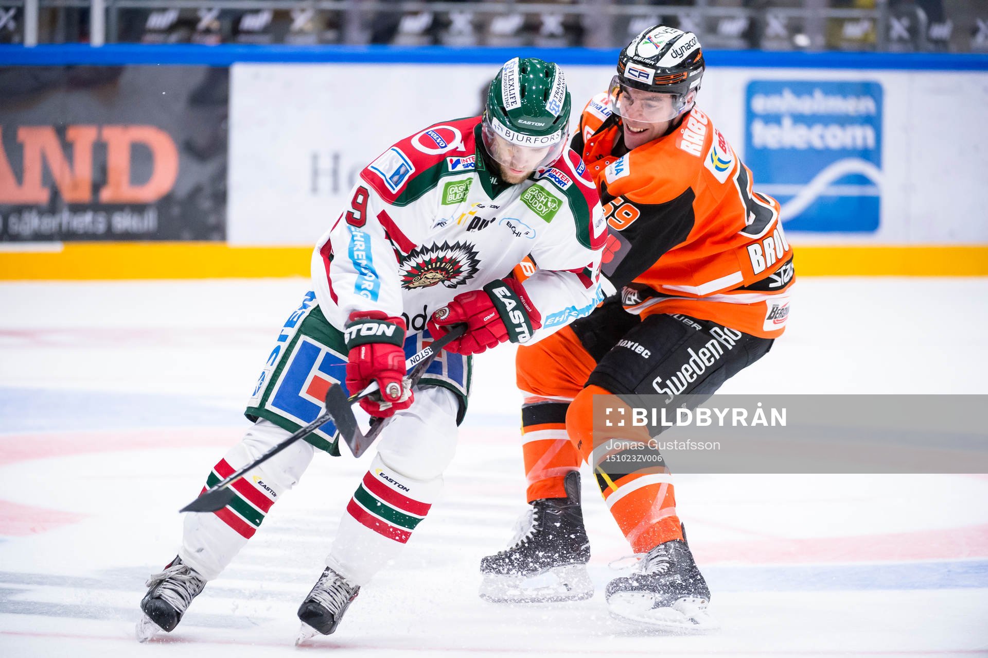 Frölundas Spencer Abbott i kamp om pucken med Karlskronas