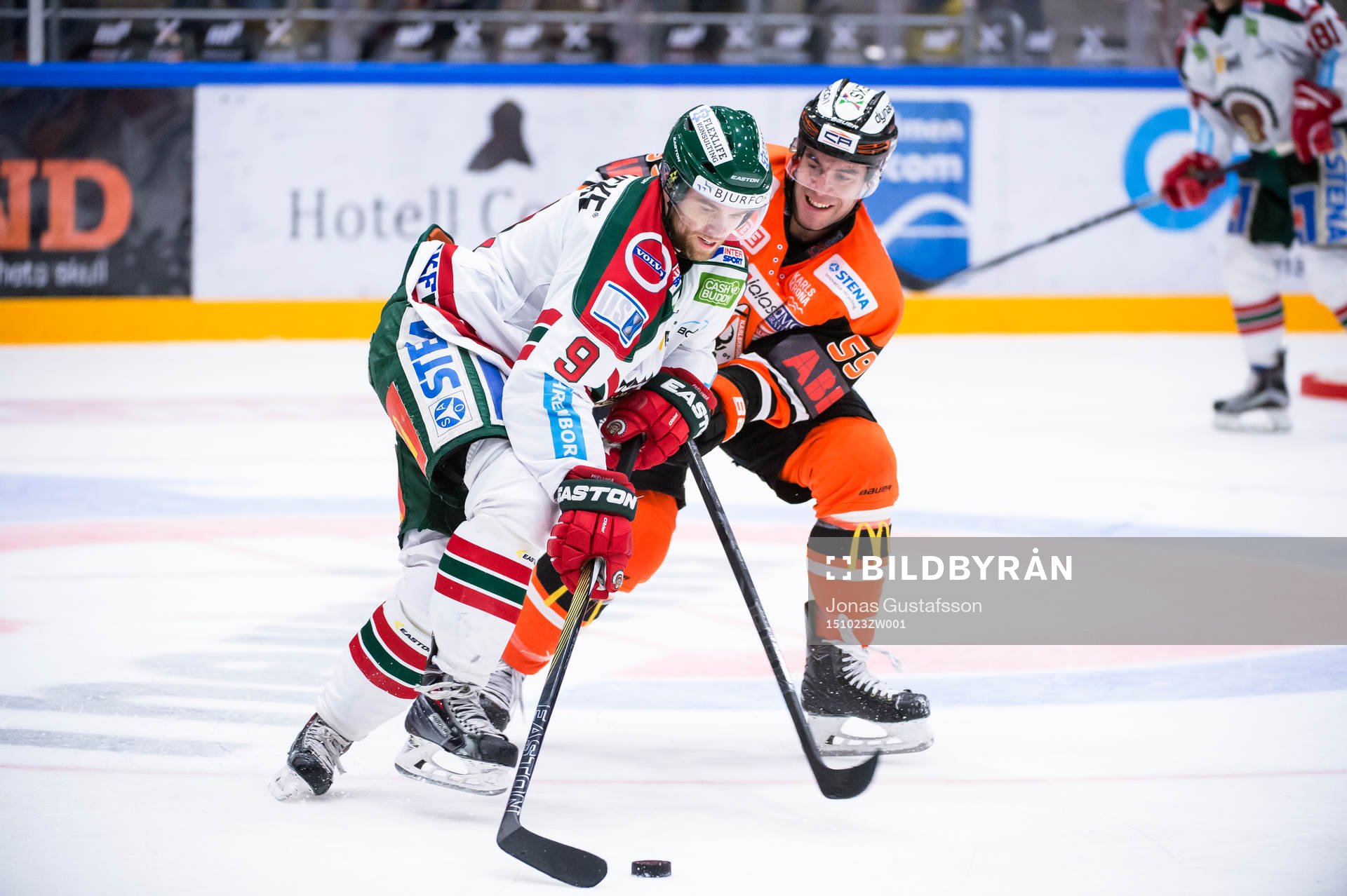 Frölundas Spencer Abbott i kamp om pucken med Karlskronas