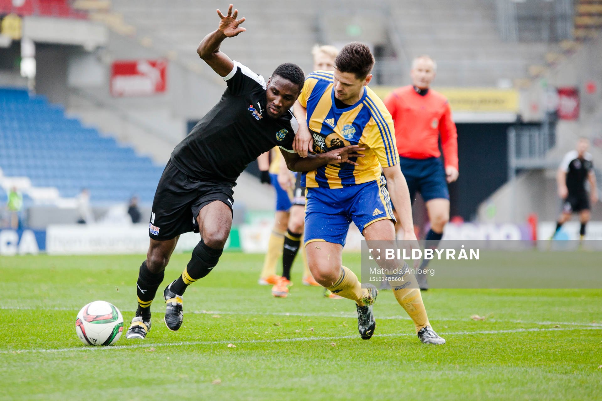 Lunds Tobias Malm och Eskilsminnes Mathias Holtenäs under fotbollsmatchen i Division 1 mellan Eskilsminnes IF och Lunds BK den 24 Oktober 2015 i Helsingborg.